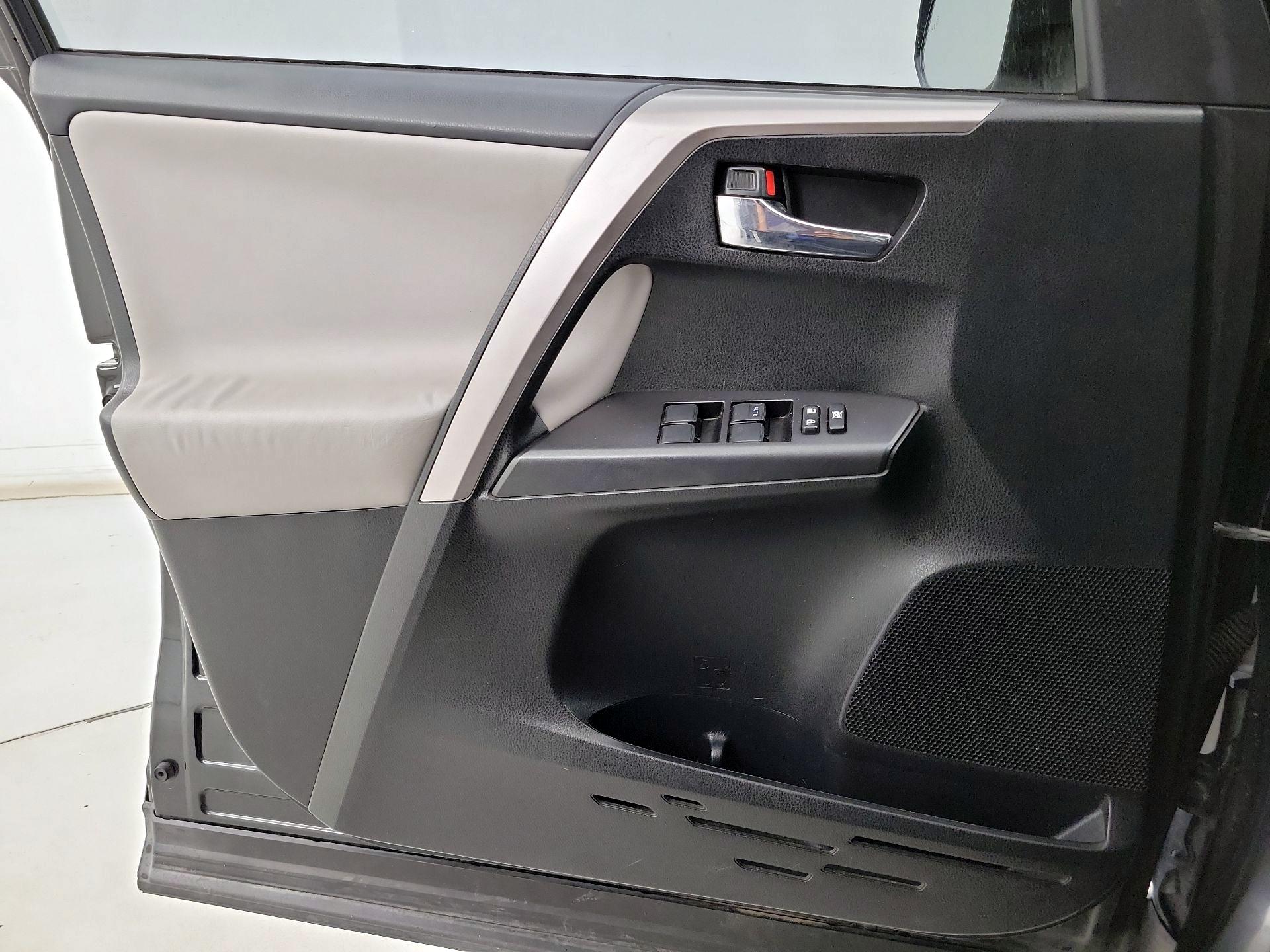 Thumbnail: 2016 Toyota RAV4 - 12