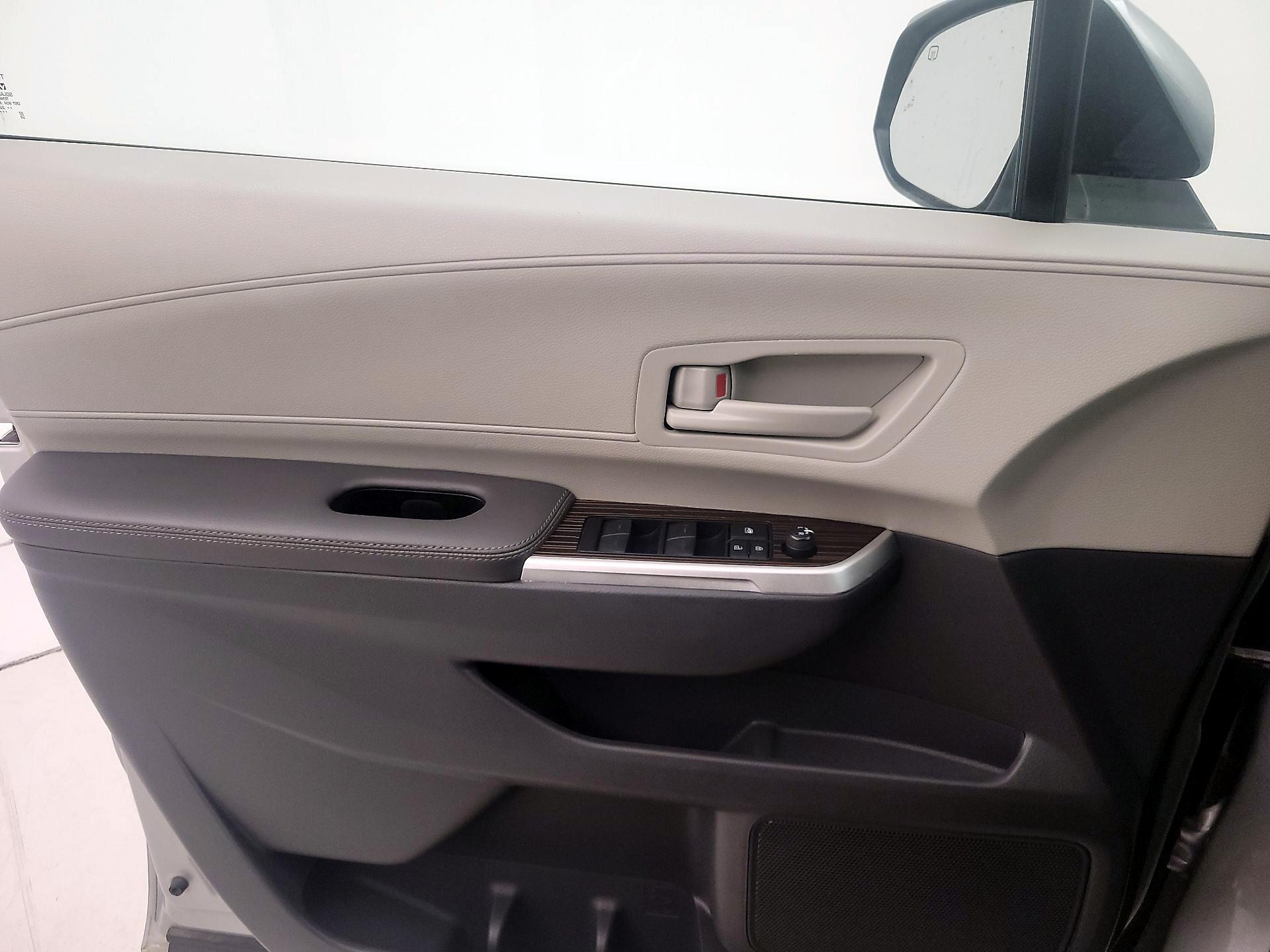 Thumbnail: 2022 Toyota Sienna - 12