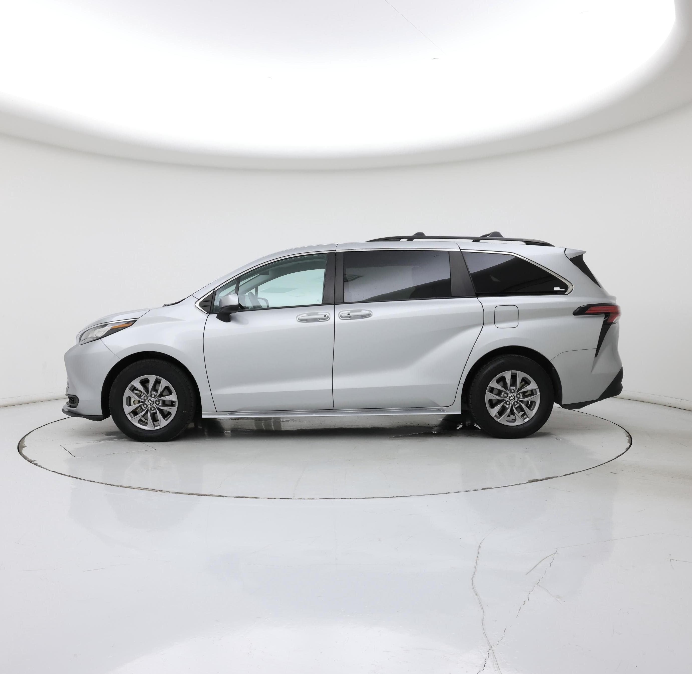 Thumbnail: 2022 Toyota Sienna - 3