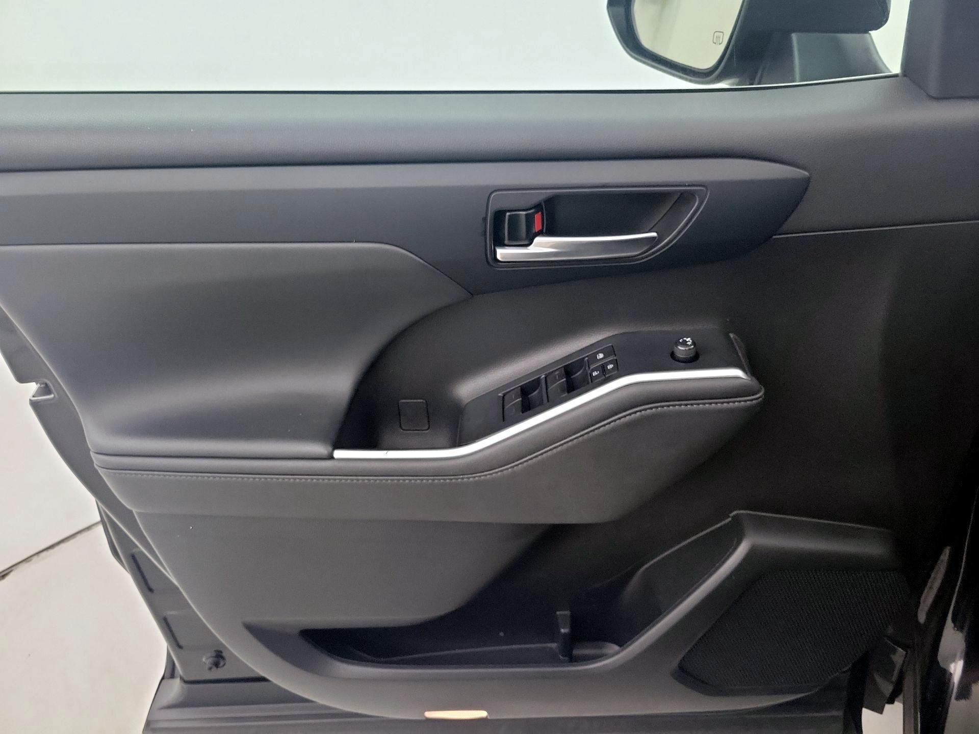 Thumbnail: 2022 Toyota Highlander - 12