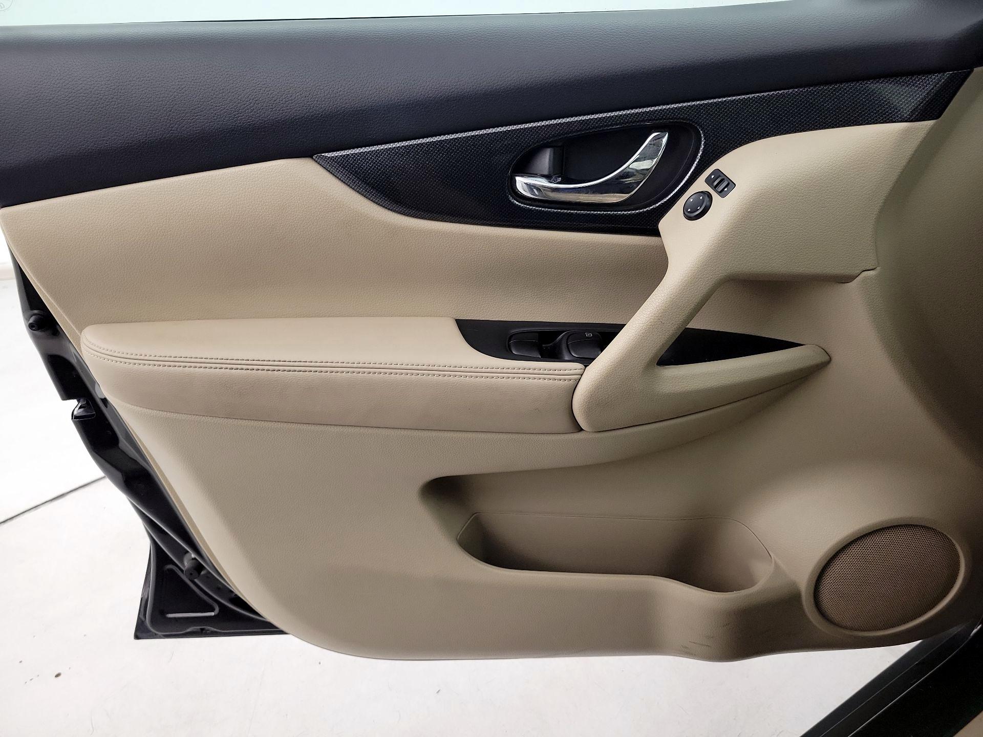 Thumbnail: 2015 Nissan Rogue - 12