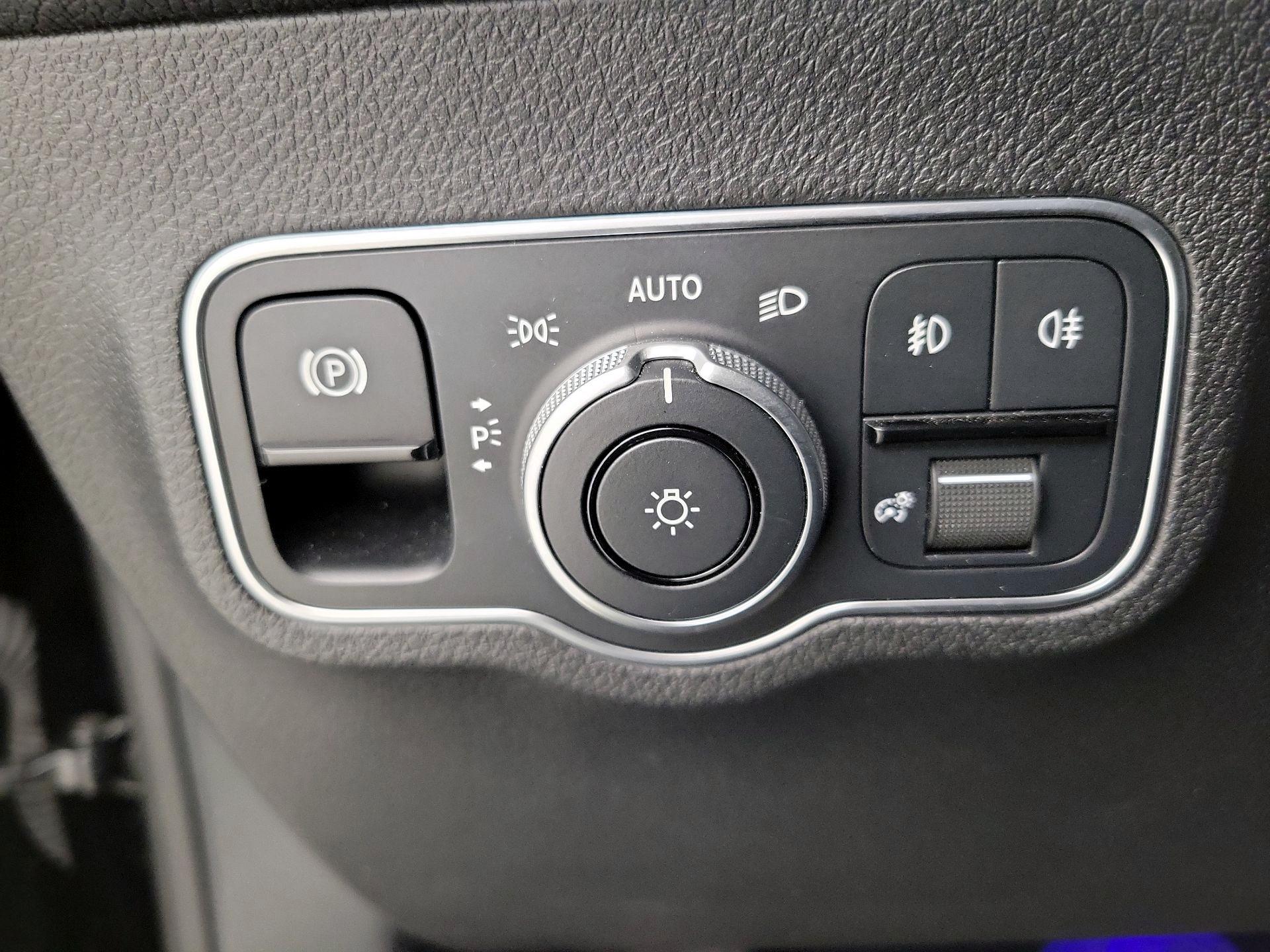 Thumbnail: 2023 Mercedes-Benz GLB - 13