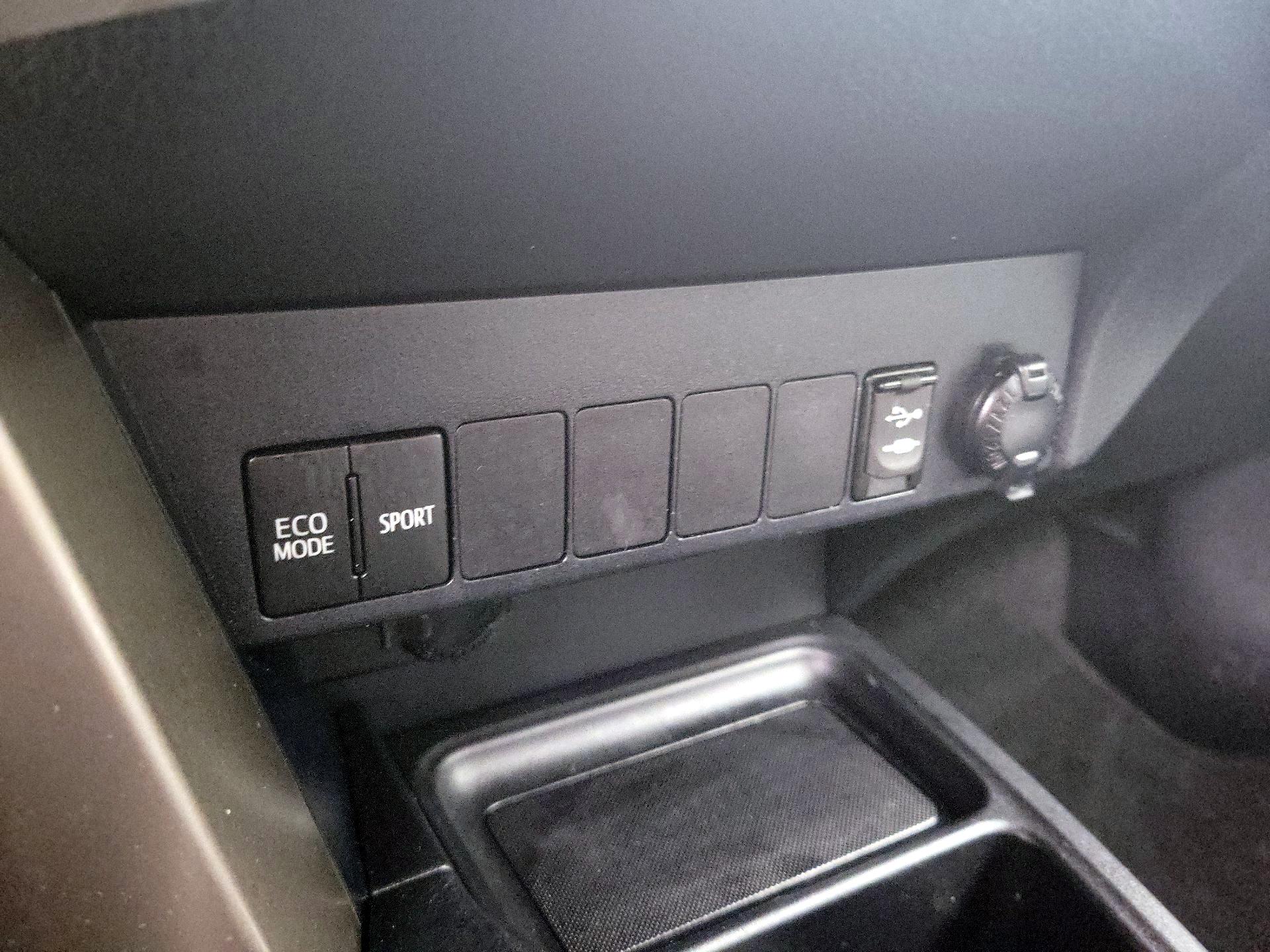 Thumbnail: 2015 Toyota RAV4 - 18