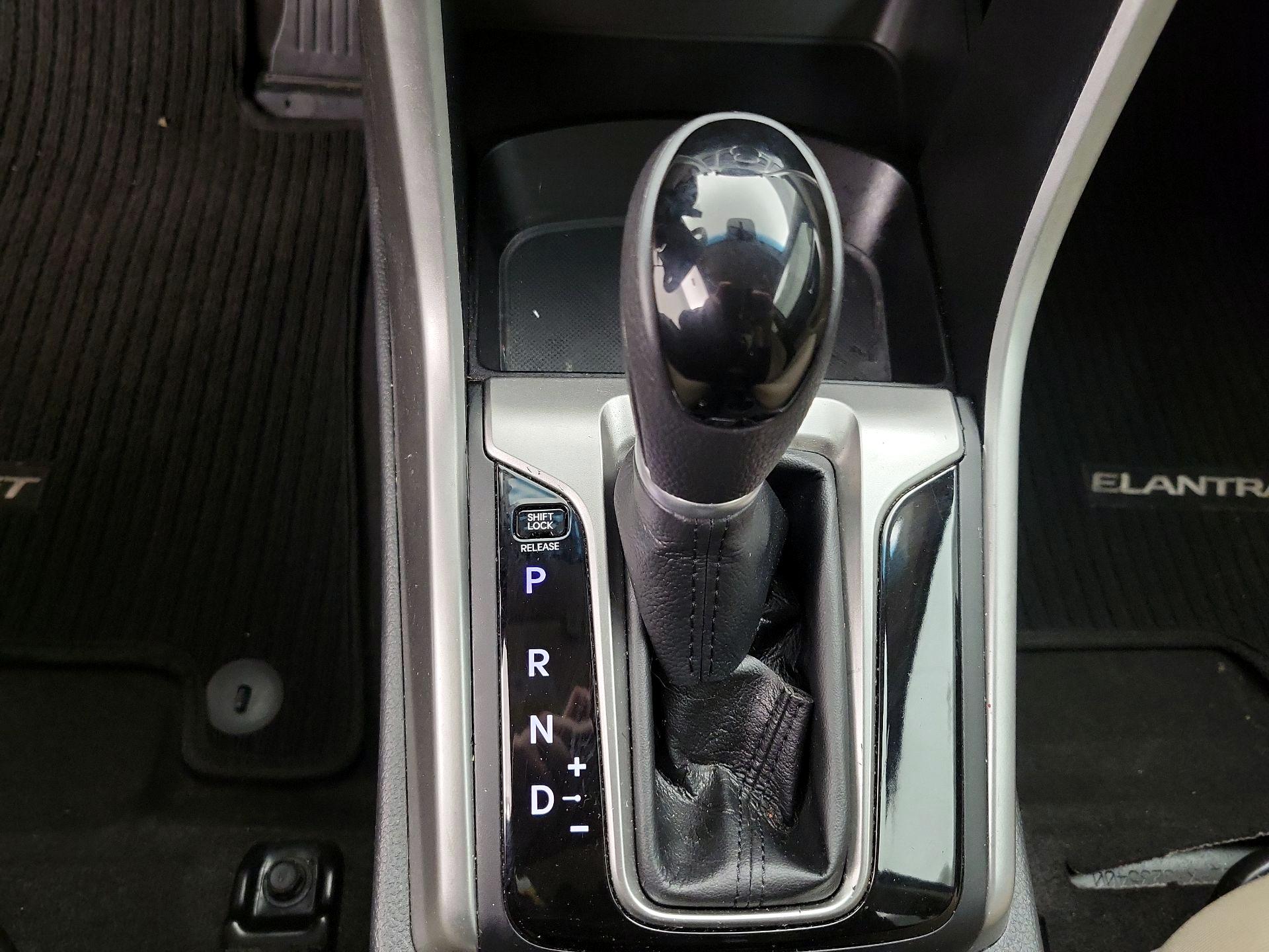 Thumbnail: 2015 Hyundai Elantra - 16