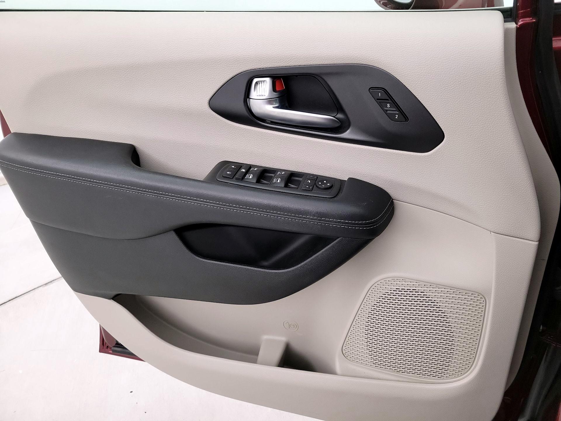 Thumbnail: 2020 Chrysler Pacifica - 12