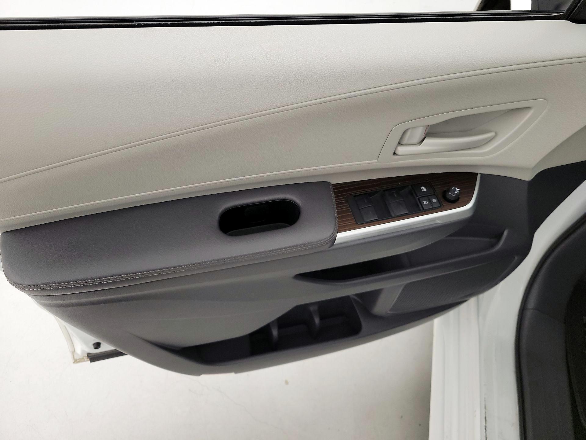 Thumbnail: 2022 Toyota Sienna - 12