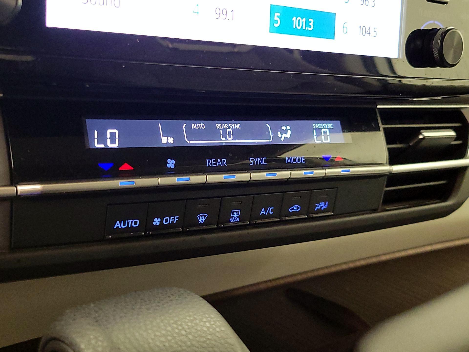 Thumbnail: 2022 Toyota Sienna - 16