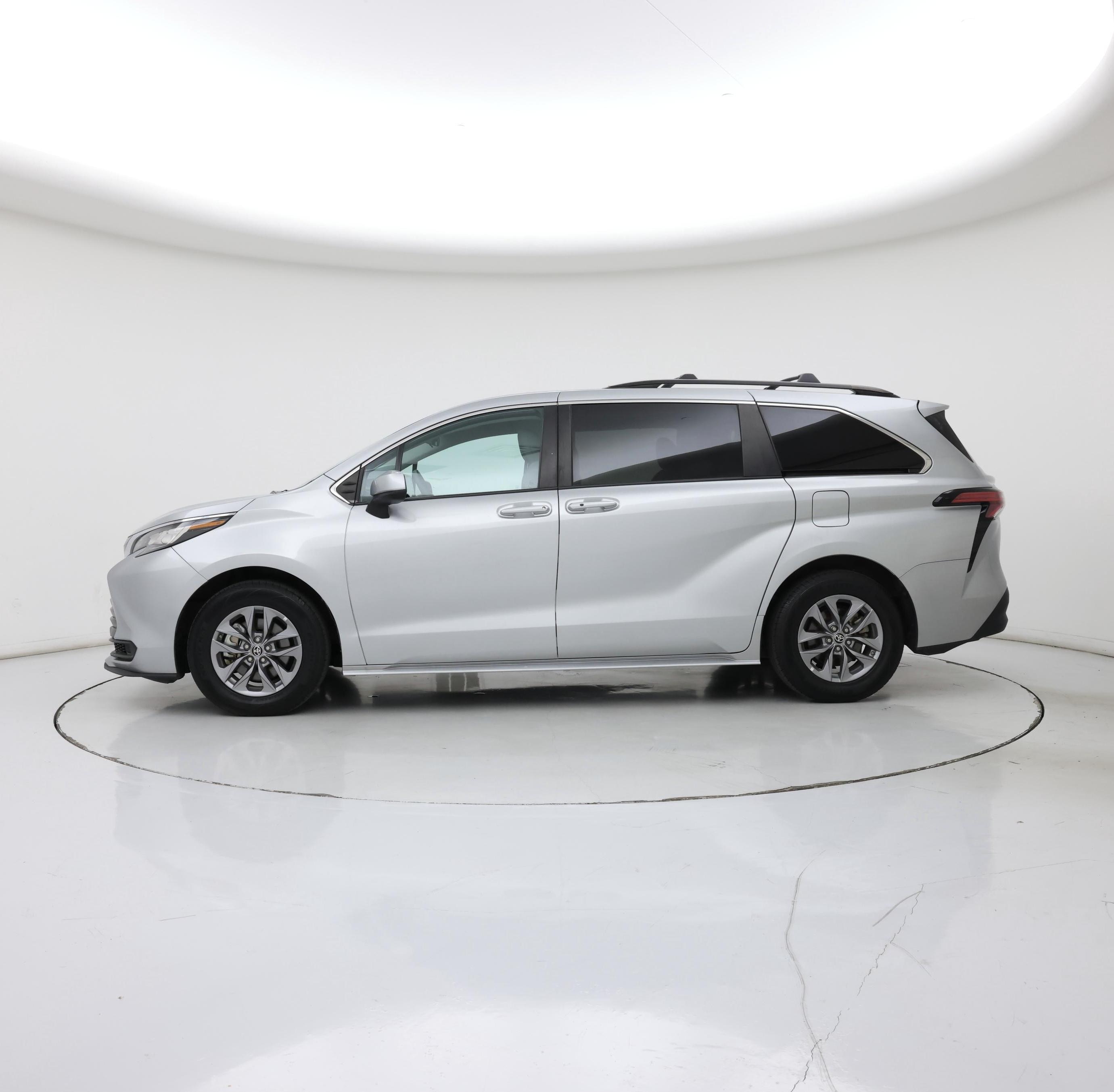 Thumbnail: 2022 Toyota Sienna - 3