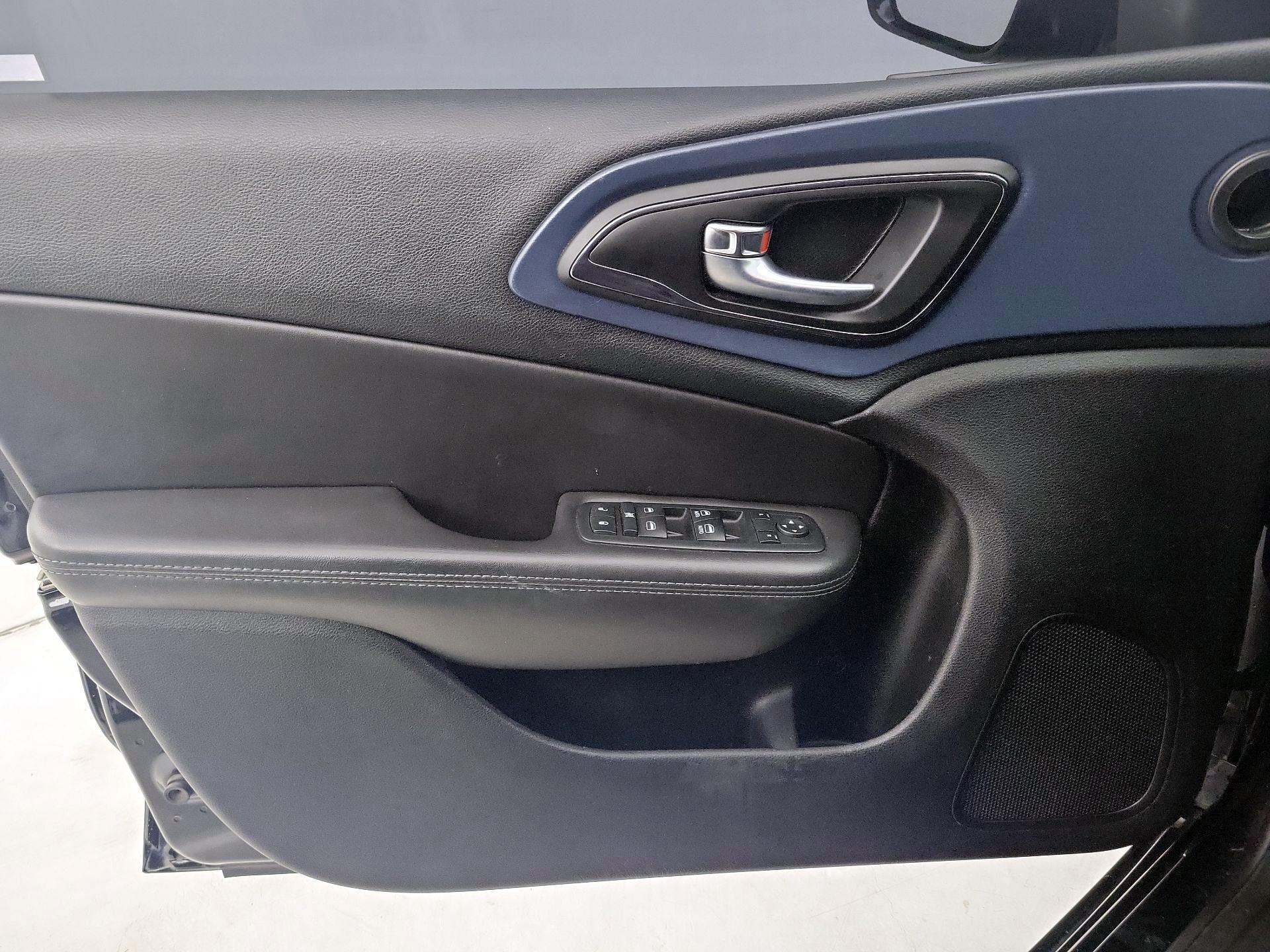 Thumbnail: 2015 Chrysler 200 - 10