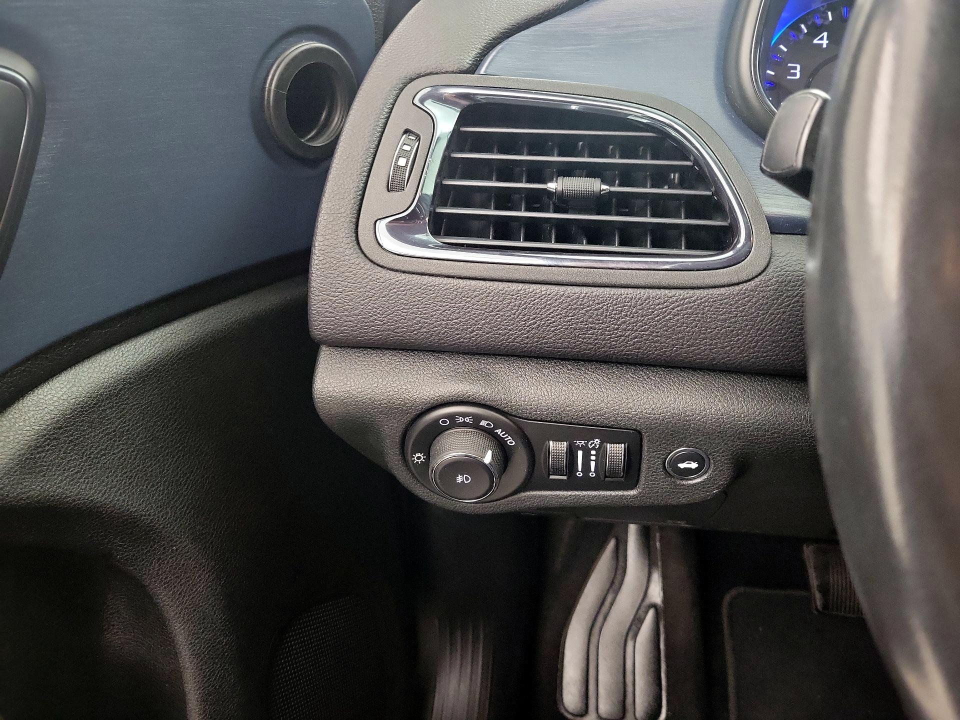 Thumbnail: 2015 Chrysler 200 - 11