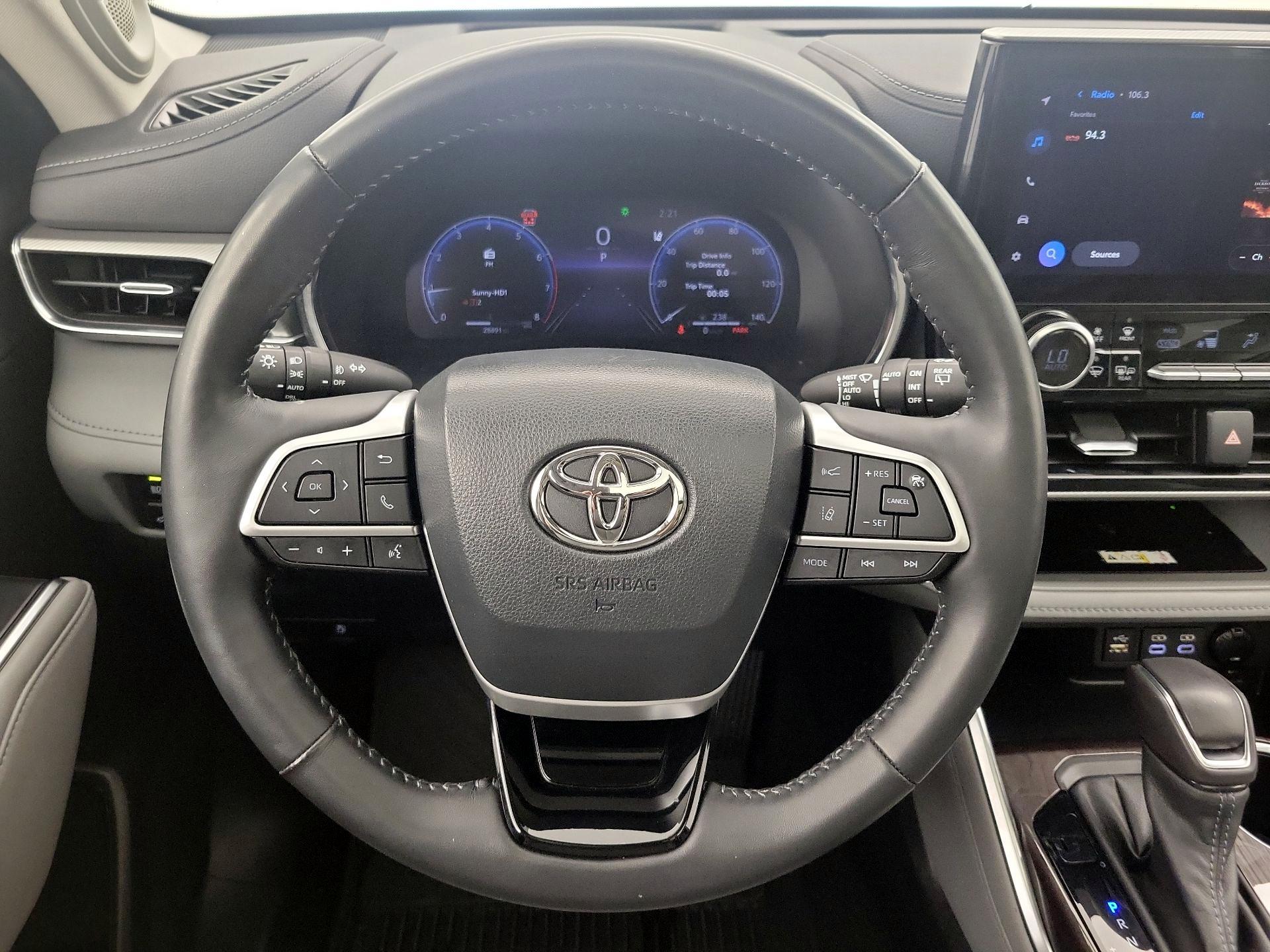 Thumbnail: 2023 Toyota Highlander - 10