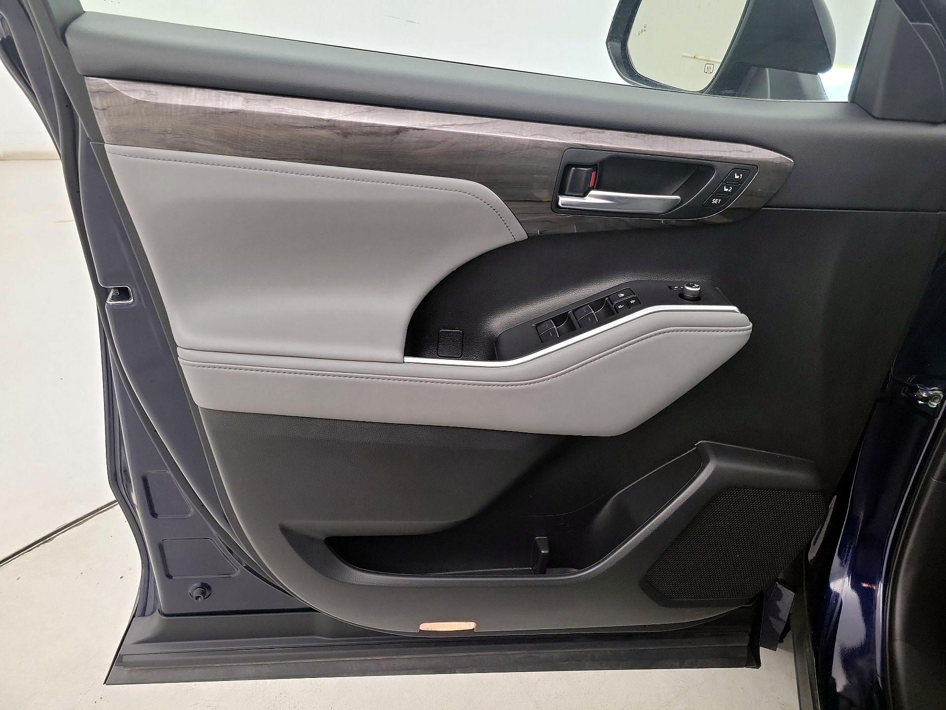 Thumbnail: 2023 Toyota Highlander - 12