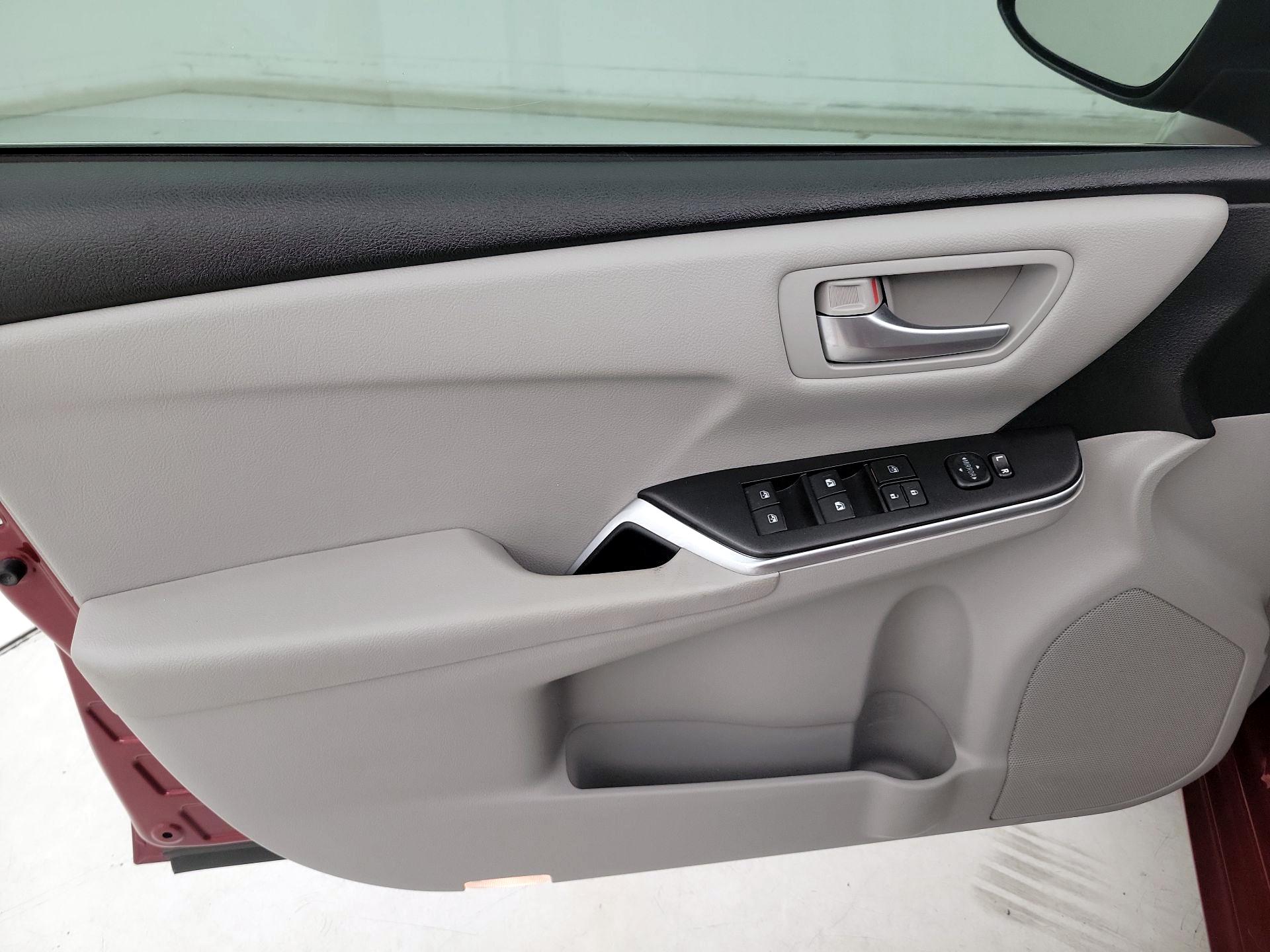 Thumbnail: 2015 Toyota Camry - 12