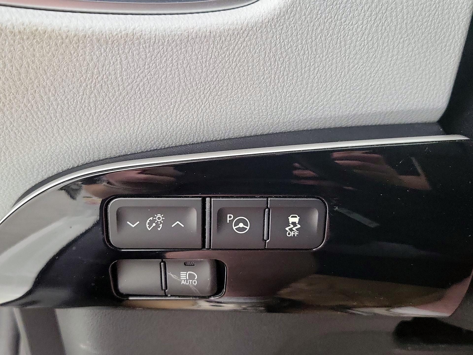 Thumbnail: 2017 Toyota Prius - 13