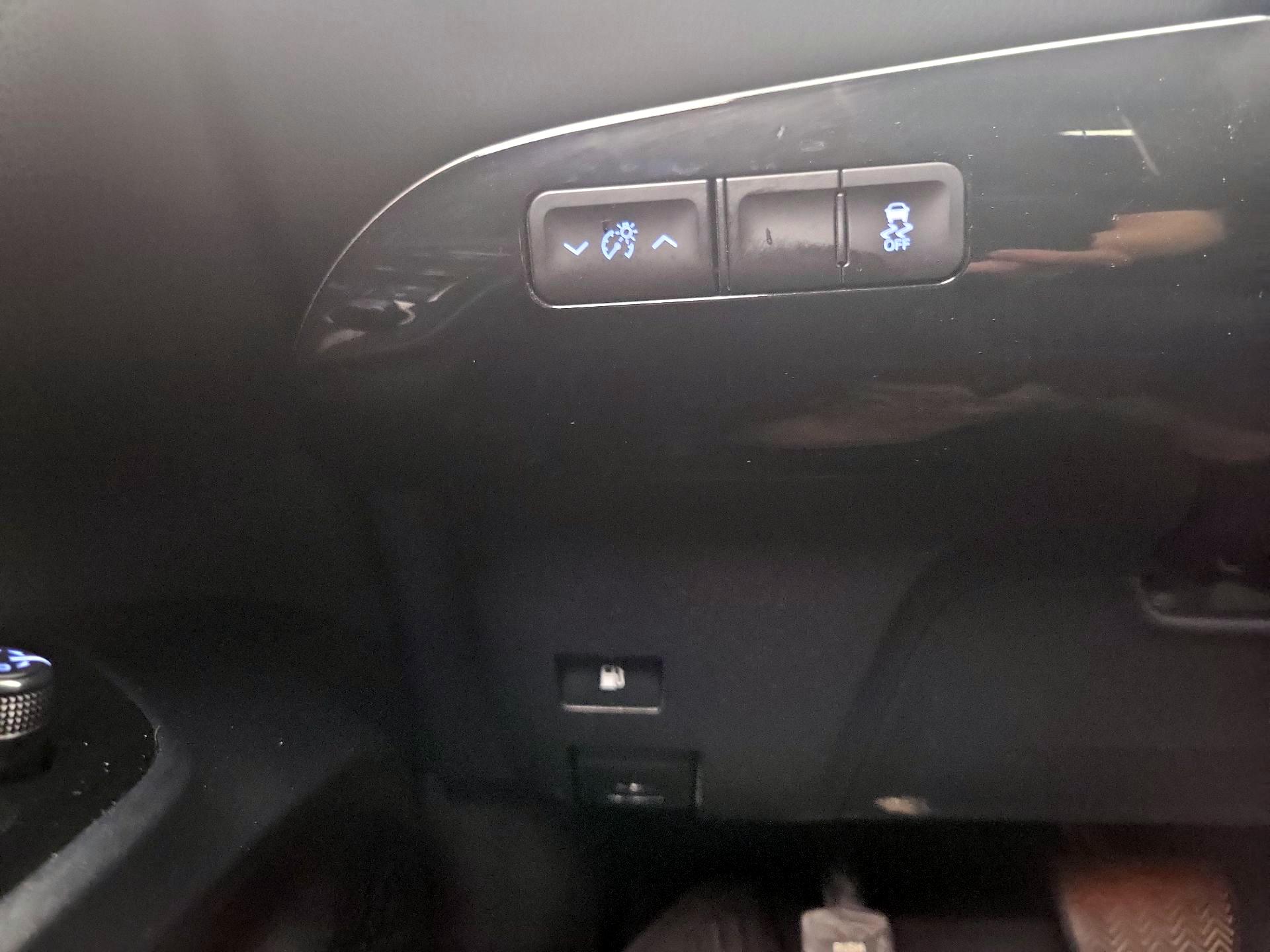 Thumbnail: 2016 Toyota Prius - 13