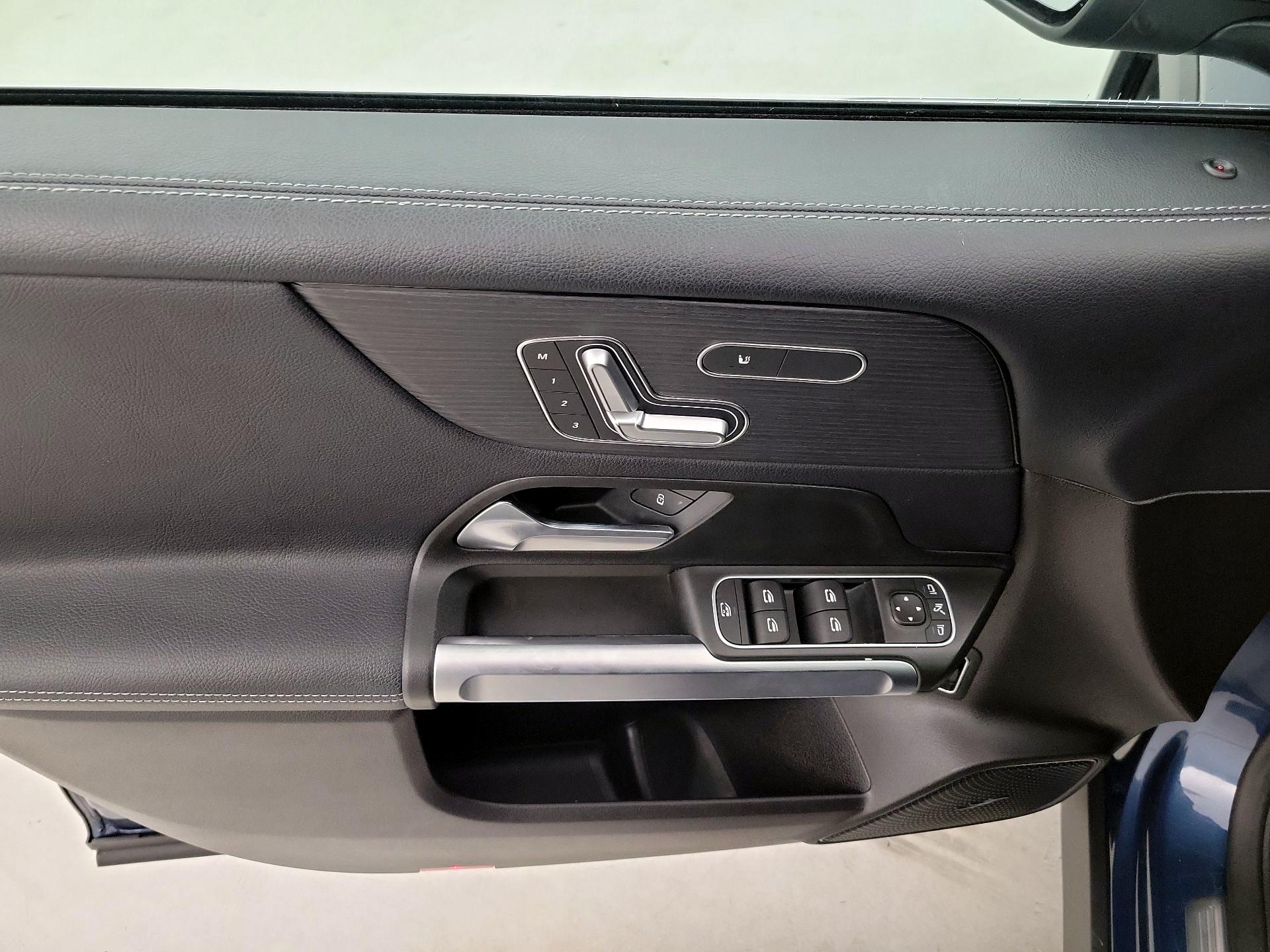 Thumbnail: 2020 Mercedes-Benz GLB - 12