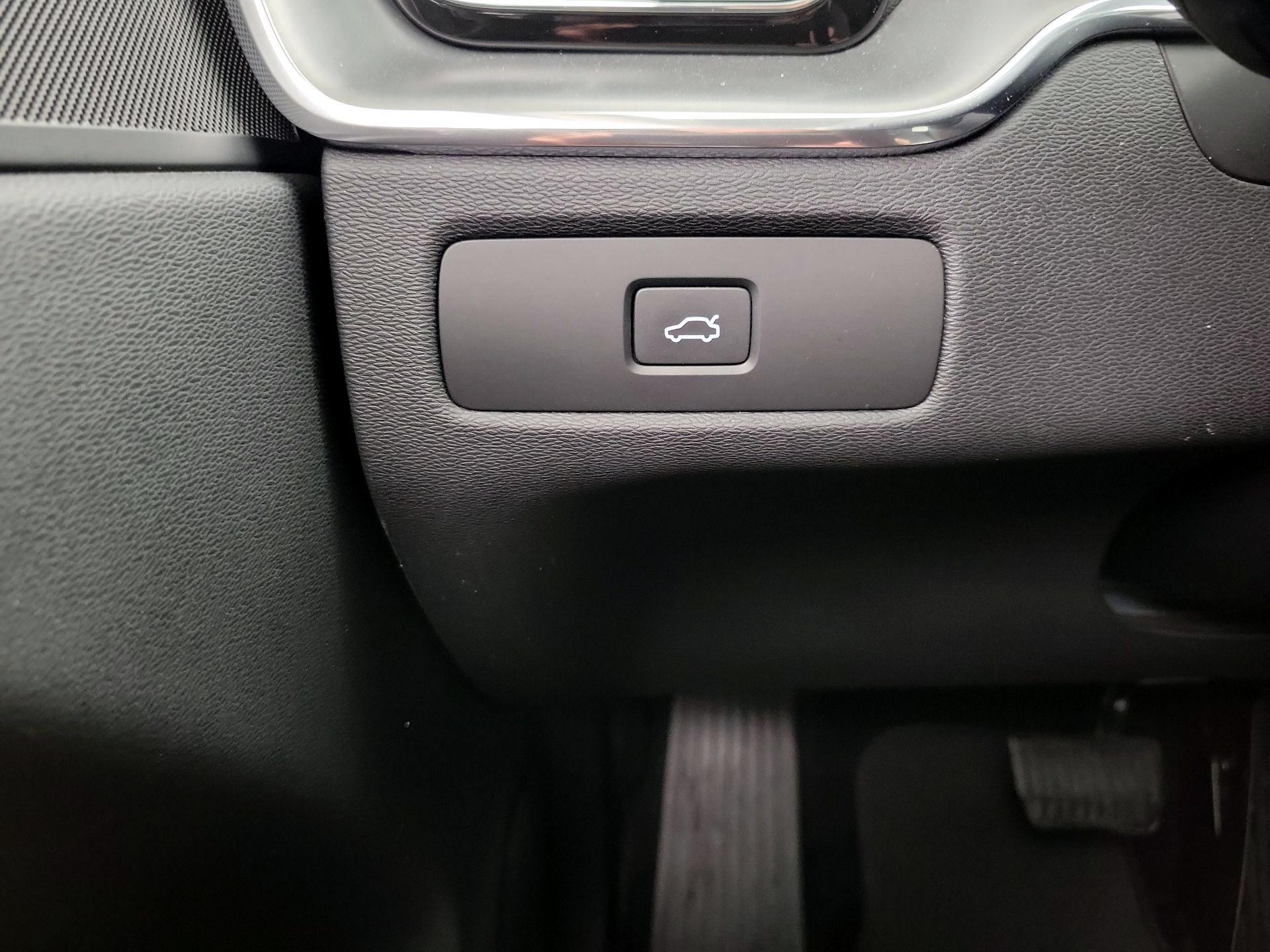 Thumbnail: 2023 Volvo XC60 - 13