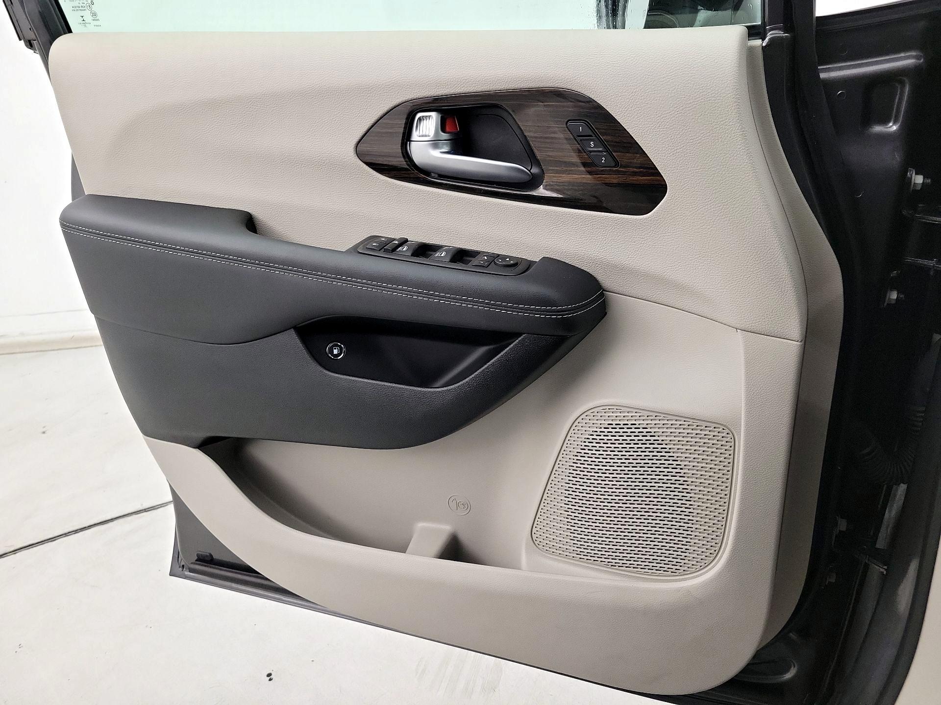 Thumbnail: 2023 Chrysler Pacifica - 12