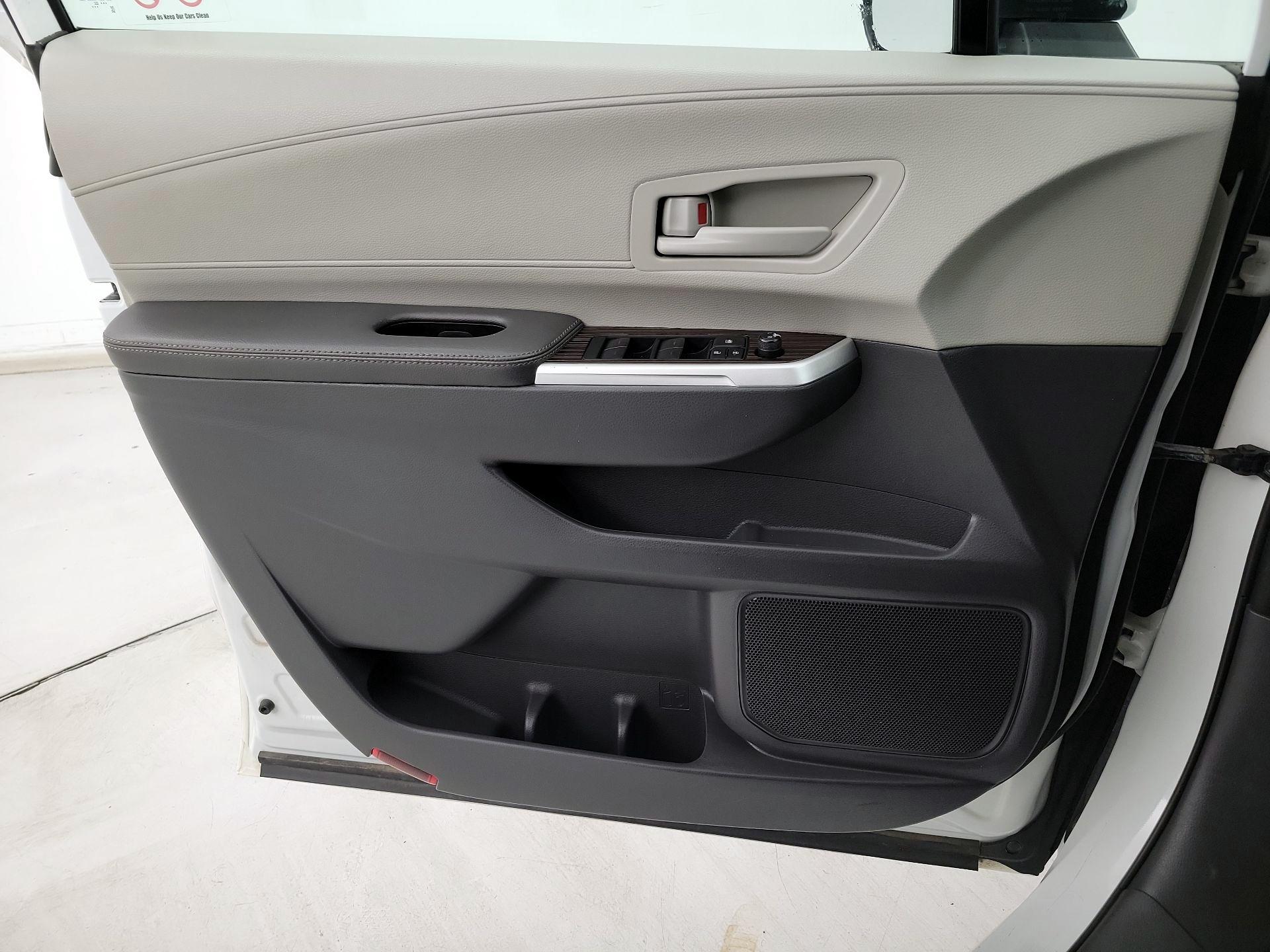 Thumbnail: 2022 Toyota Sienna - 12