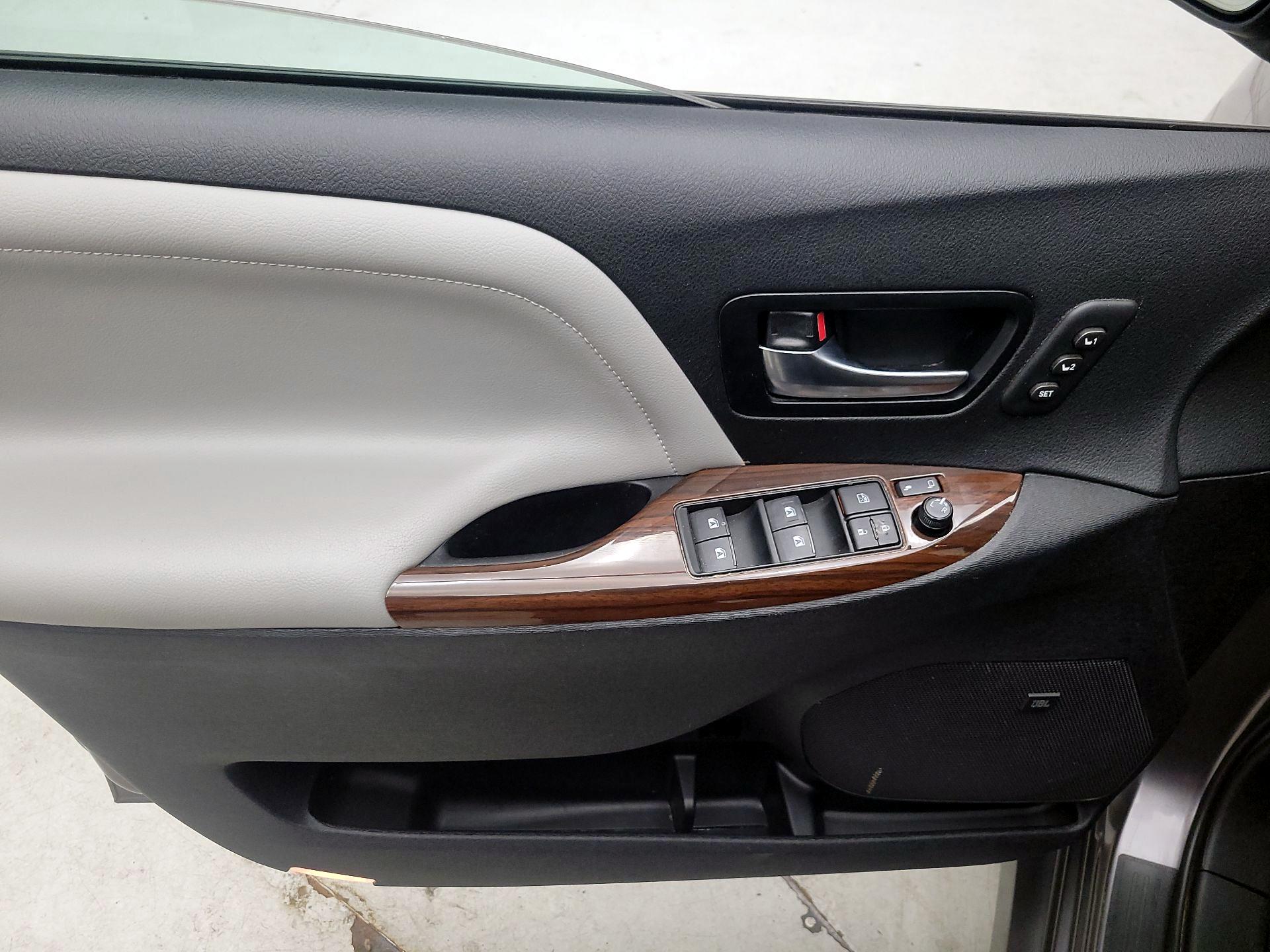 Thumbnail: 2020 Toyota Sienna - 12