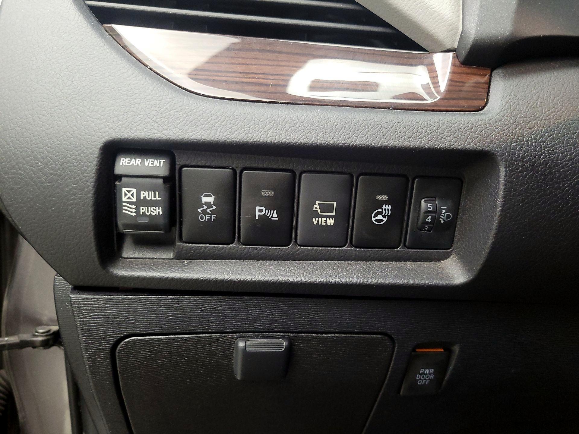 Thumbnail: 2020 Toyota Sienna - 13