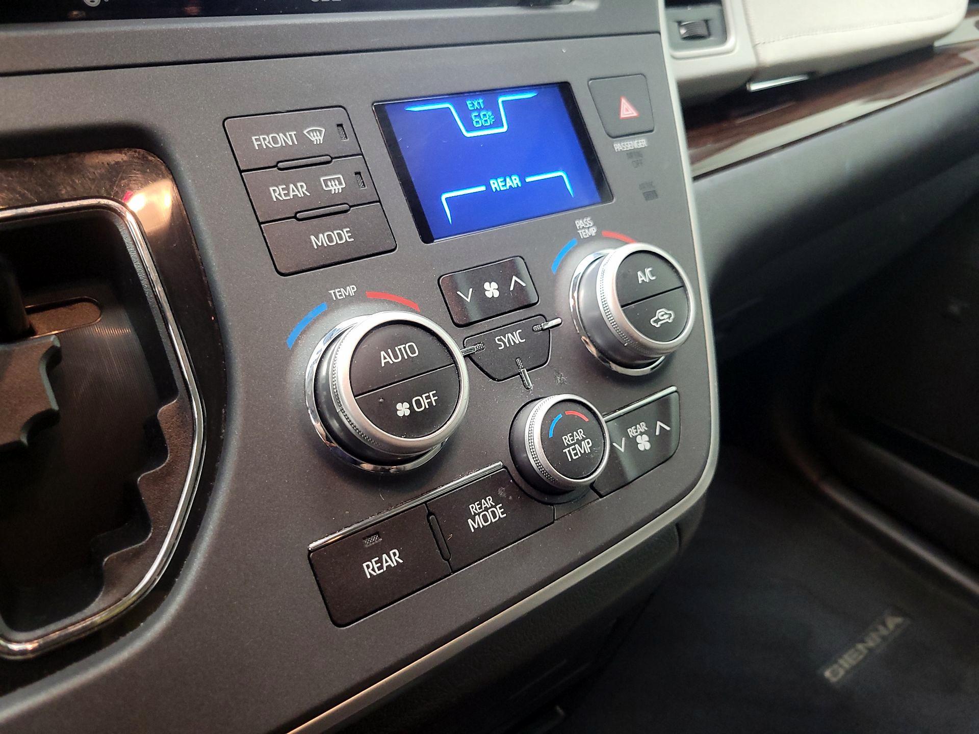 Thumbnail: 2020 Toyota Sienna - 17