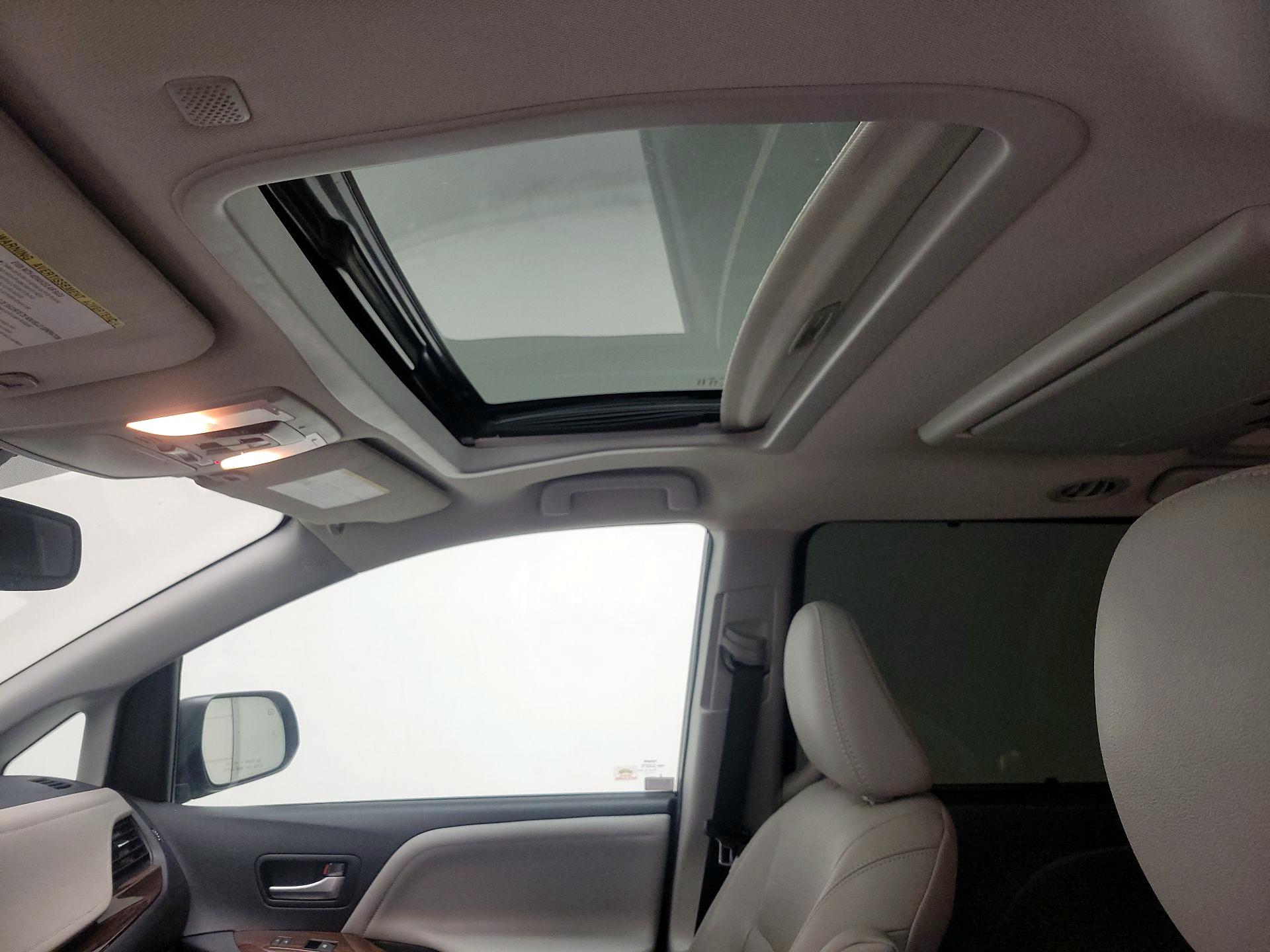 Thumbnail: 2020 Toyota Sienna - 20