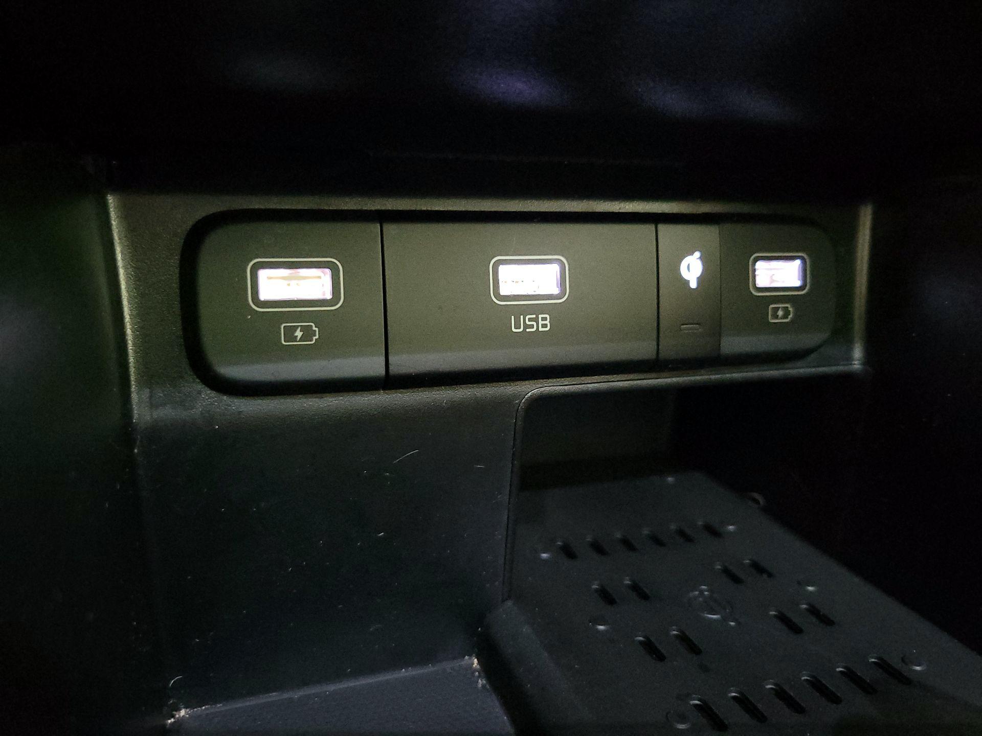 Thumbnail: 2023 Kia Sorento - 17