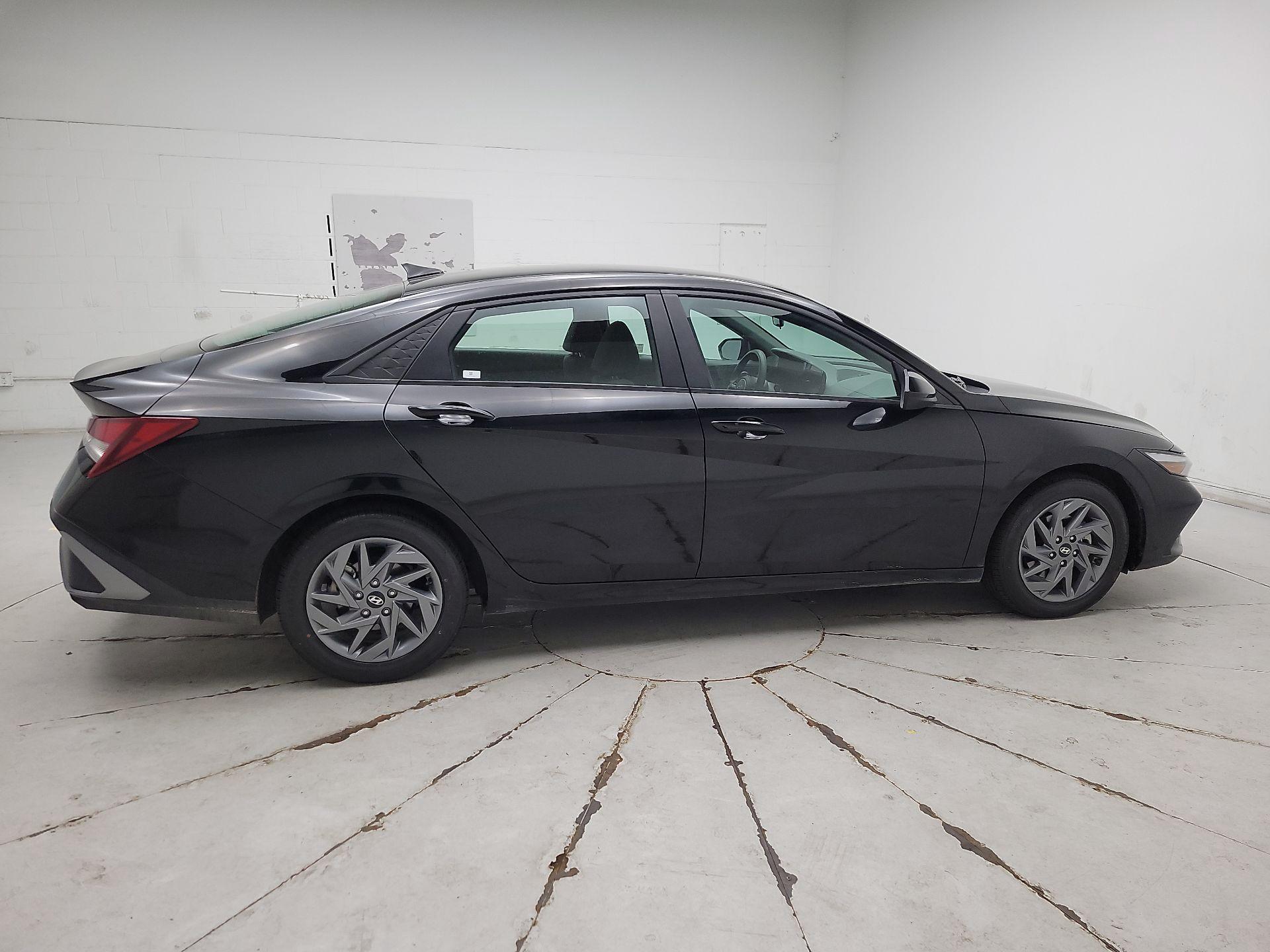 Thumbnail: 2024 Hyundai Elantra - 4