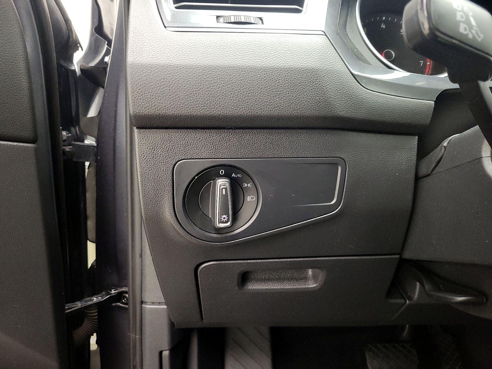 Thumbnail: 2021 Volkswagen Tiguan - 11