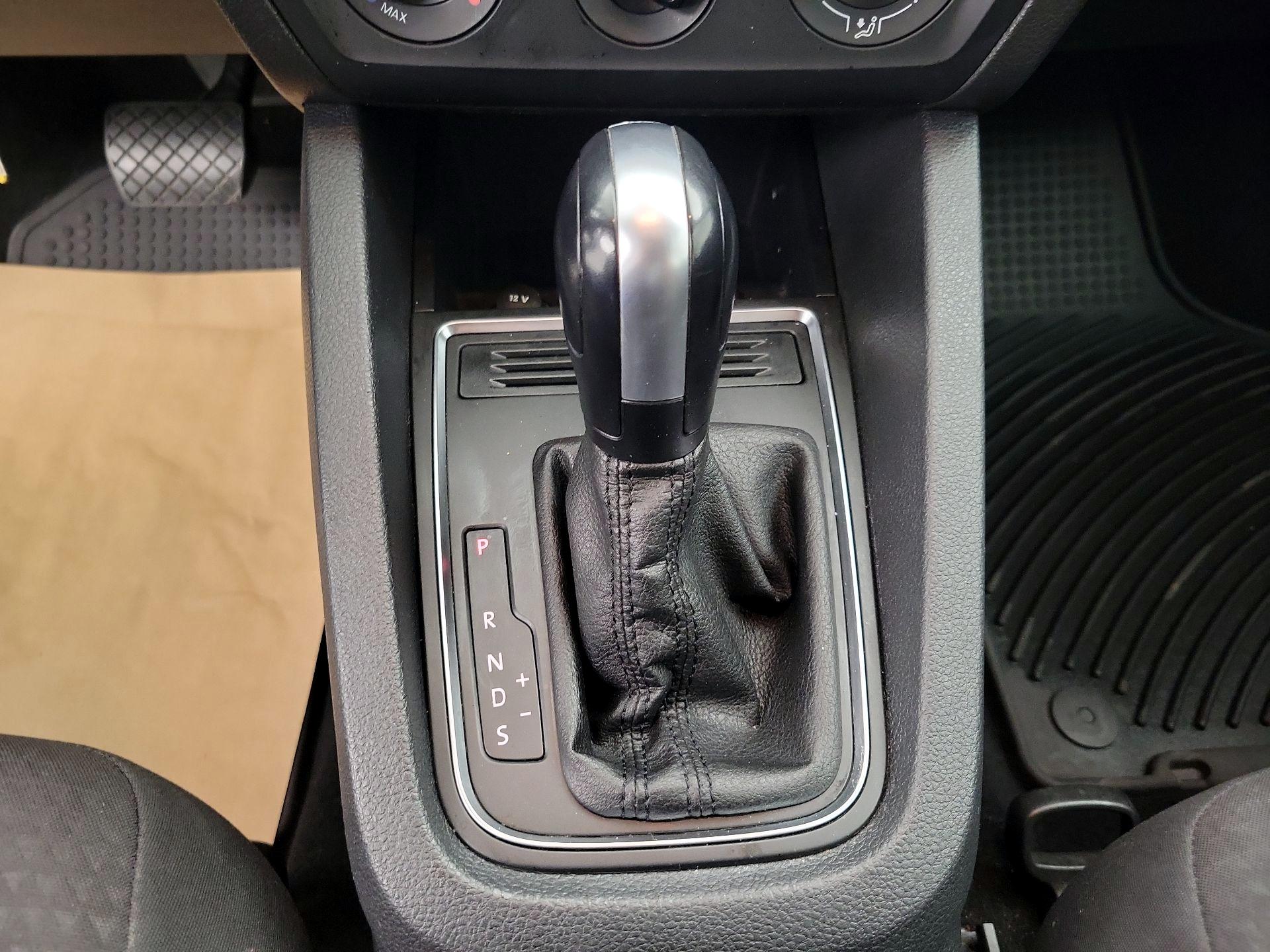 Thumbnail: 2015 Volkswagen Jetta - 16