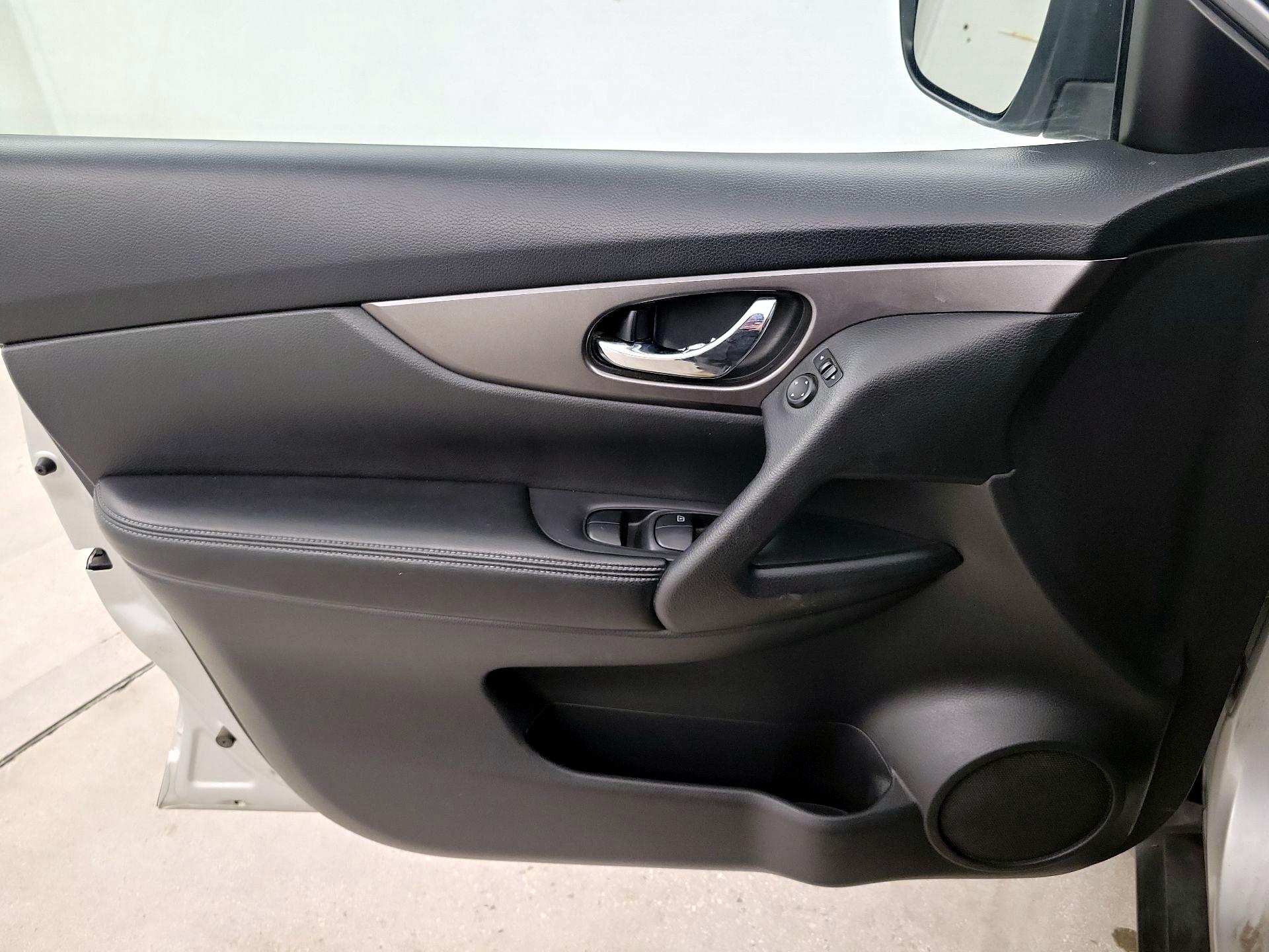 Thumbnail: 2015 Nissan Rogue - 12