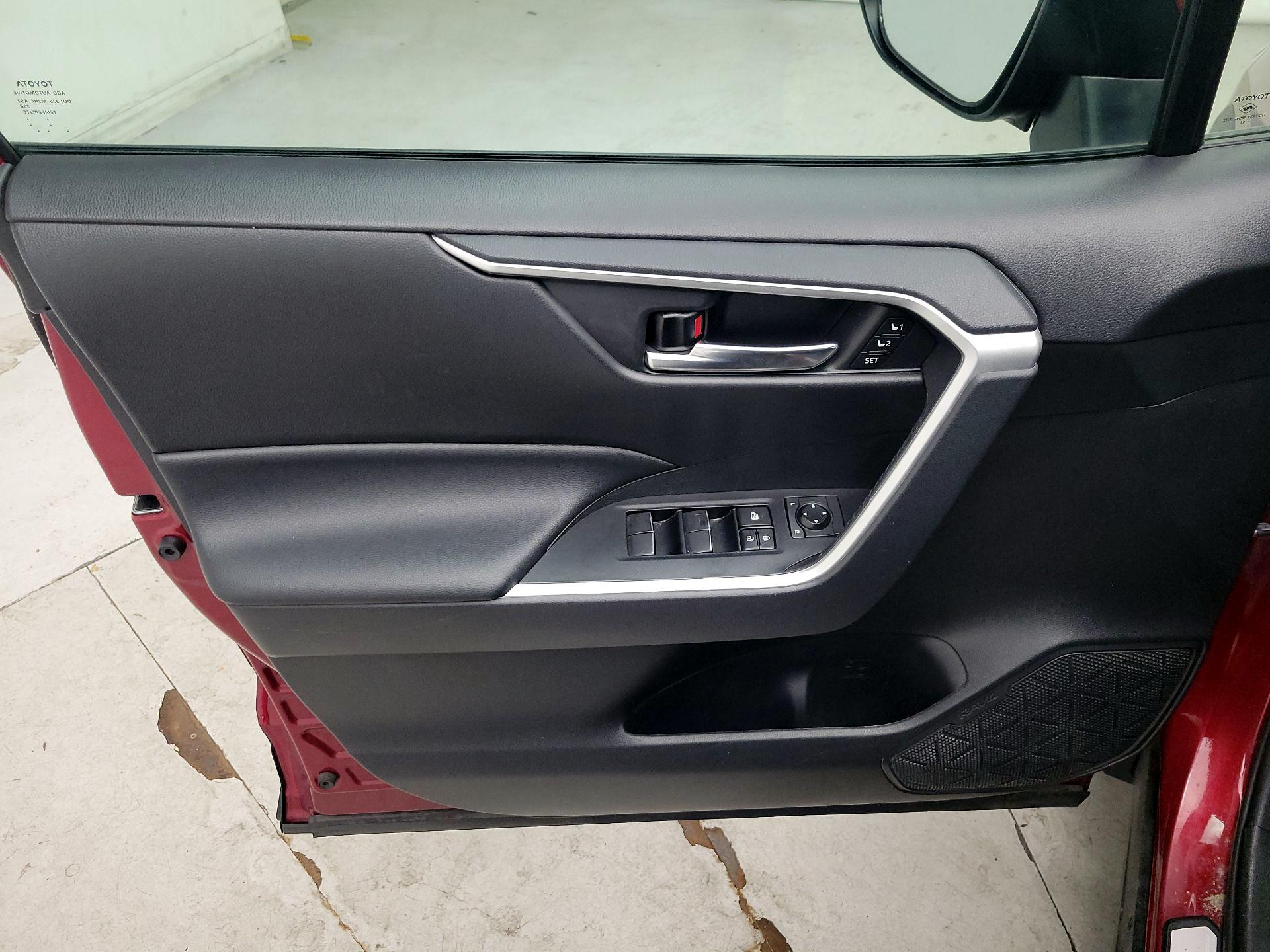 Thumbnail: 2021 Toyota RAV4 - 10