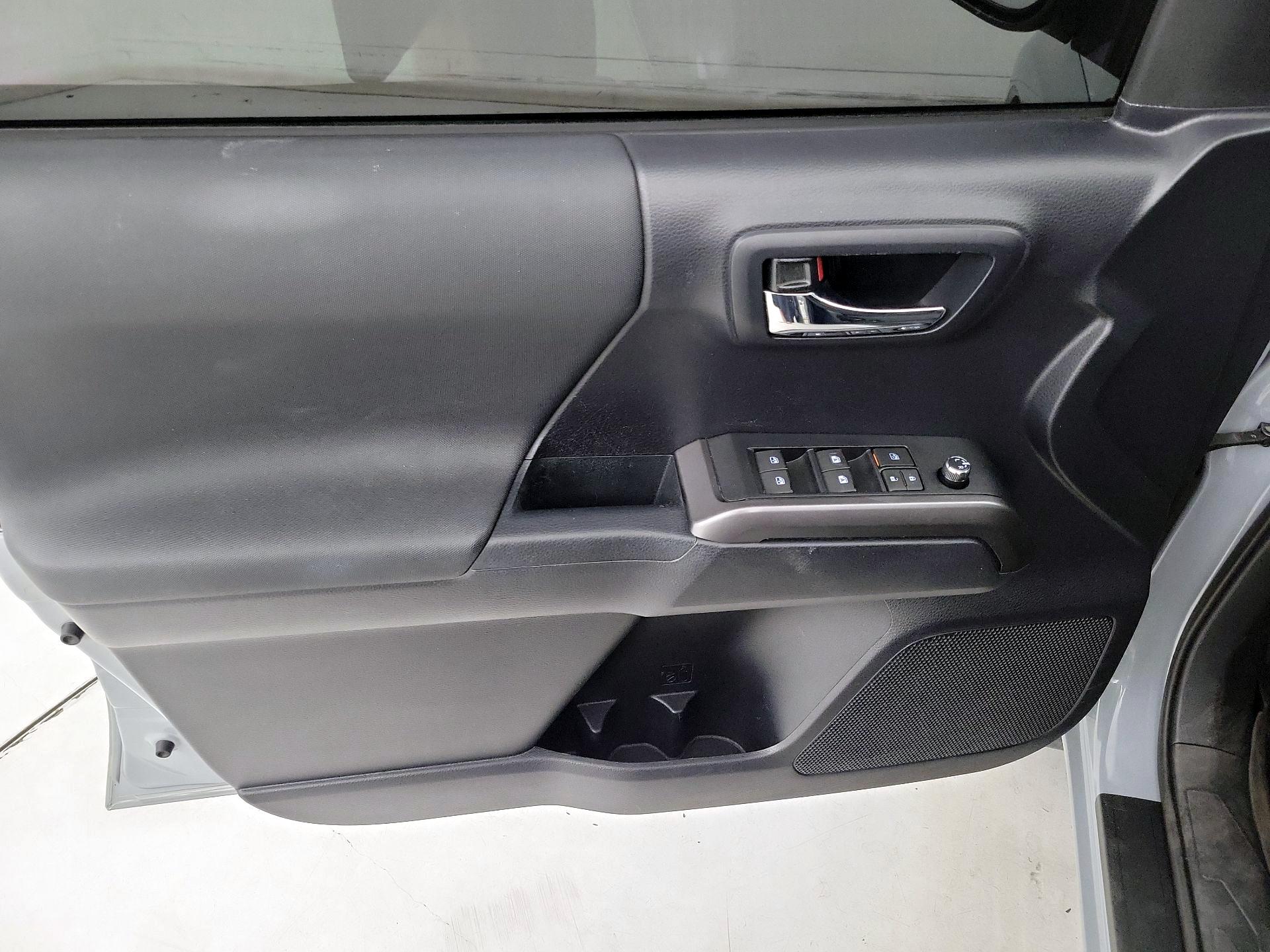 Thumbnail: 2018 Toyota Tacoma - 12