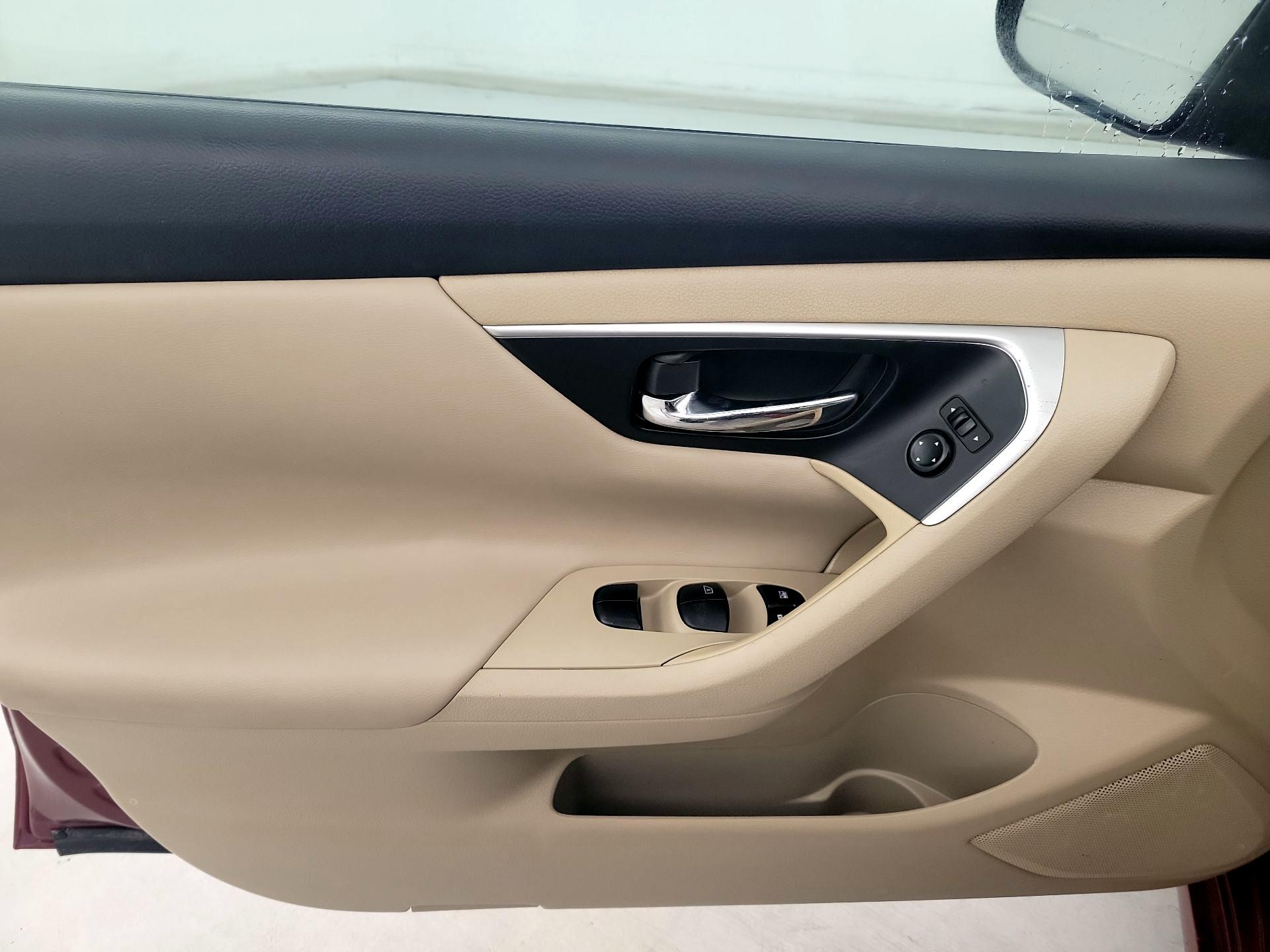 Thumbnail: 2016 Nissan Altima - 12