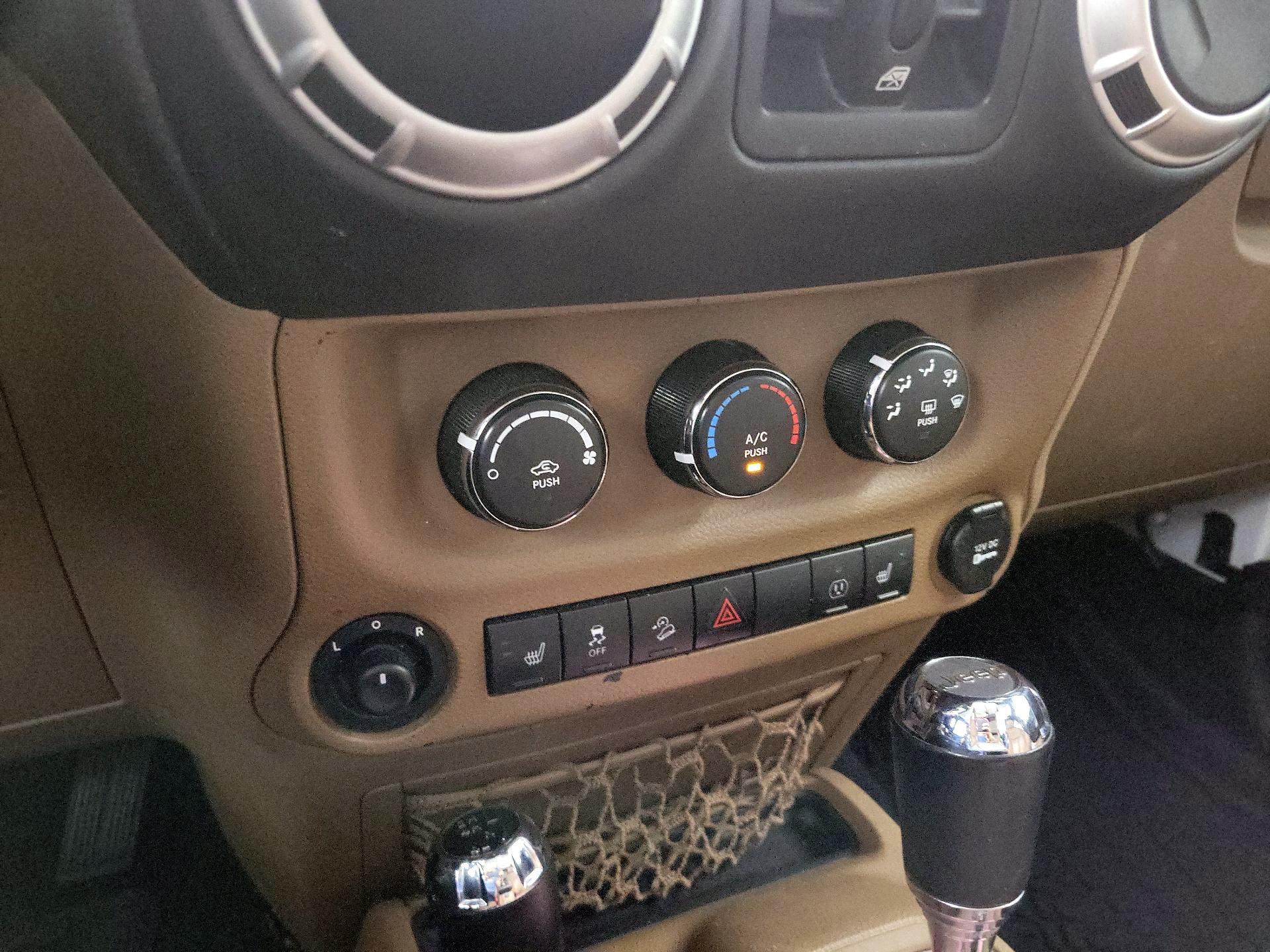 Thumbnail: 2015 Jeep Wrangler - 14