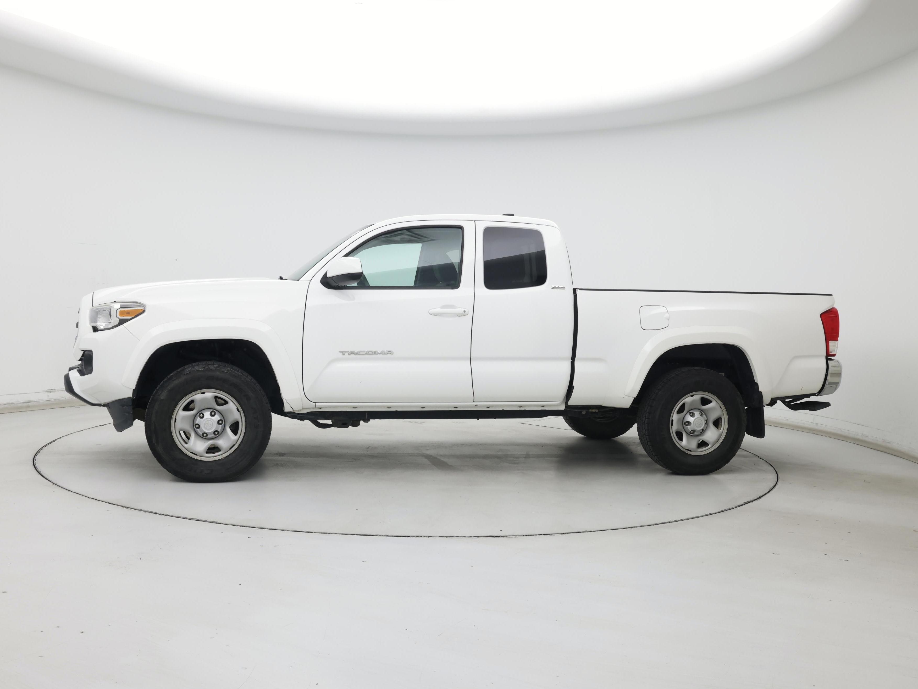 Thumbnail: 2017 Toyota Tacoma - 3