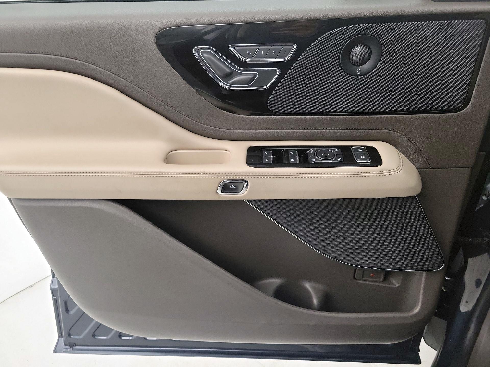 Thumbnail: 2022 Lincoln Aviator - 12