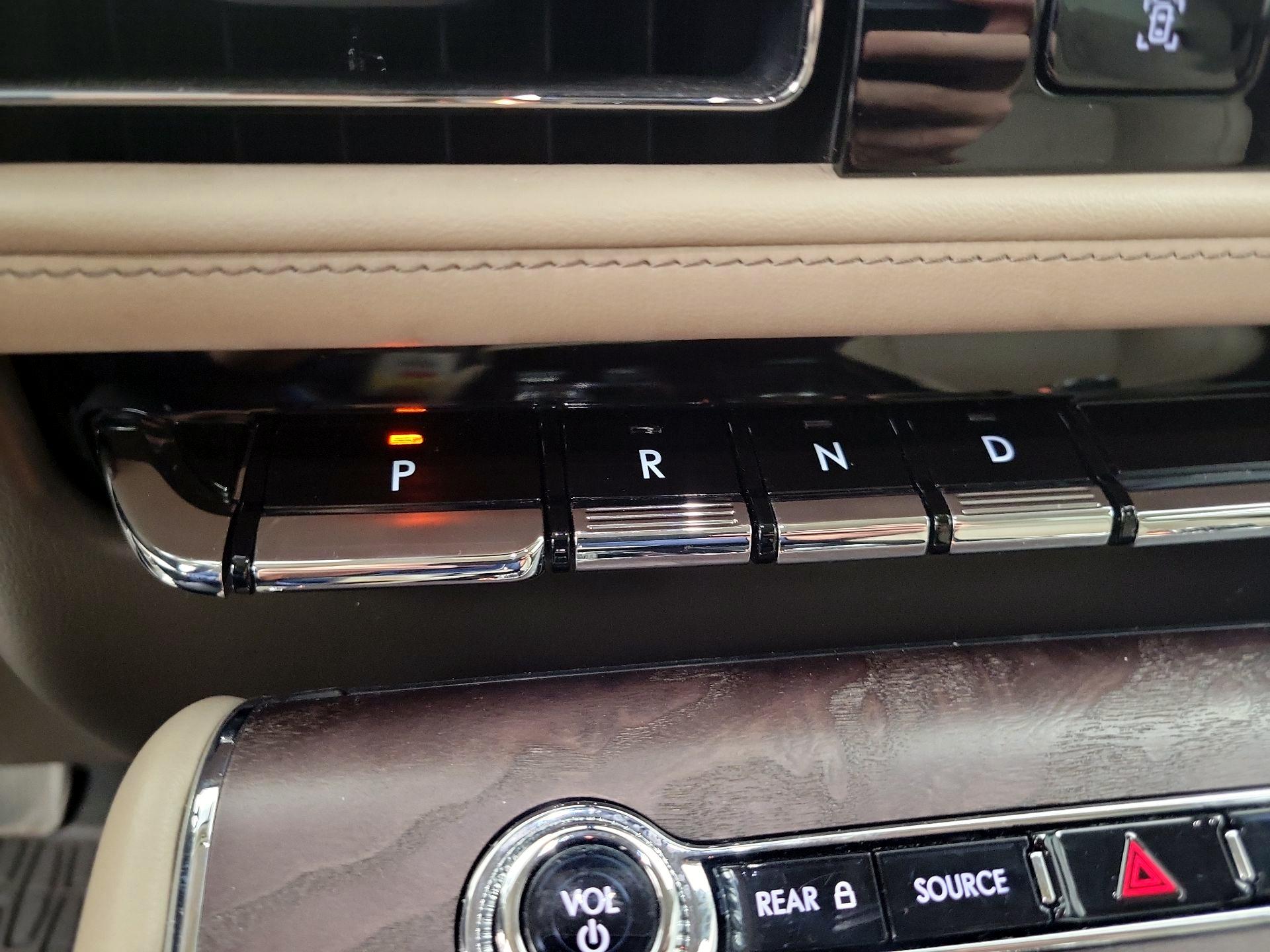 Thumbnail: 2022 Lincoln Aviator - 17