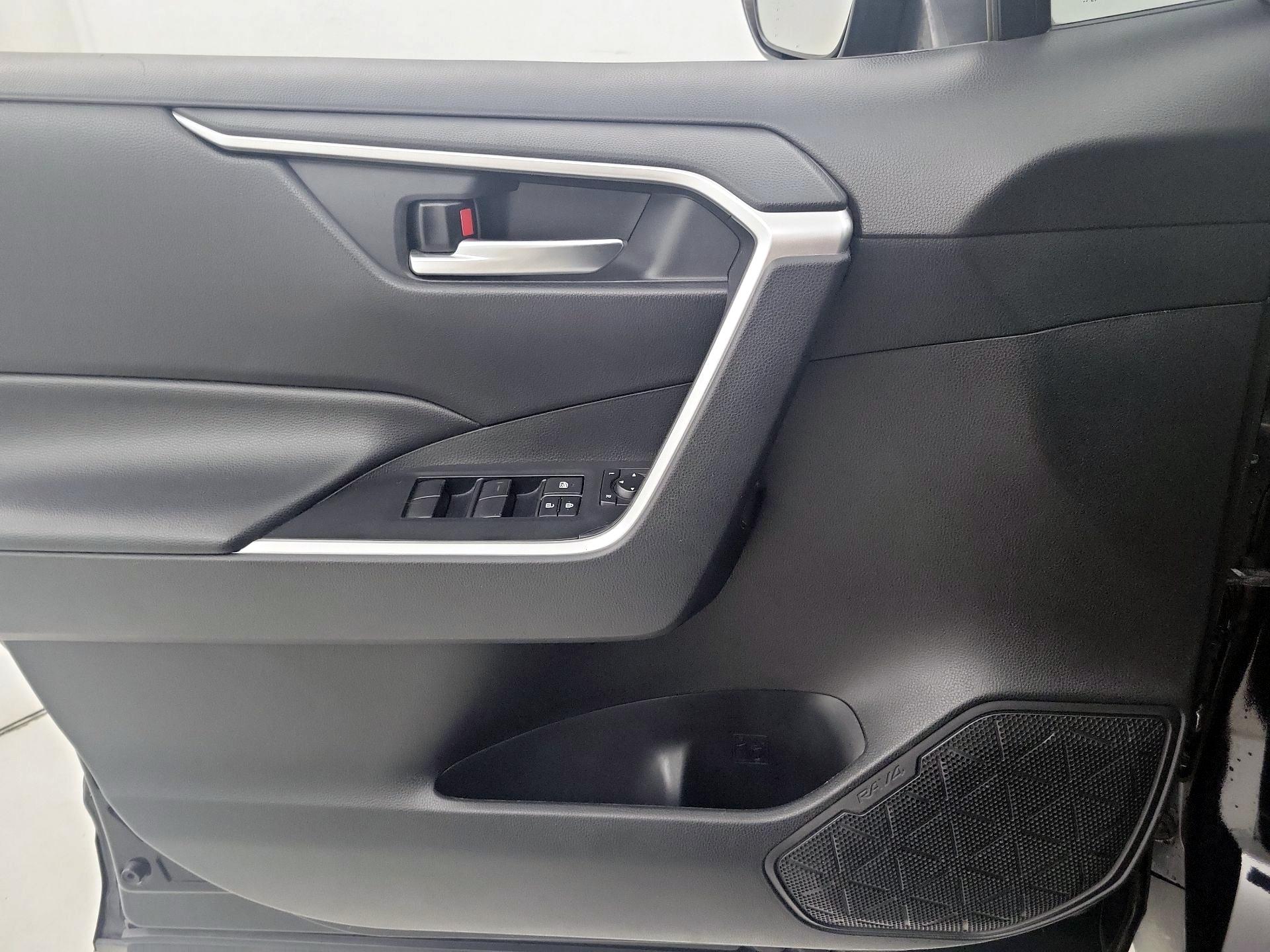 Thumbnail: 2020 Toyota RAV4 - 12