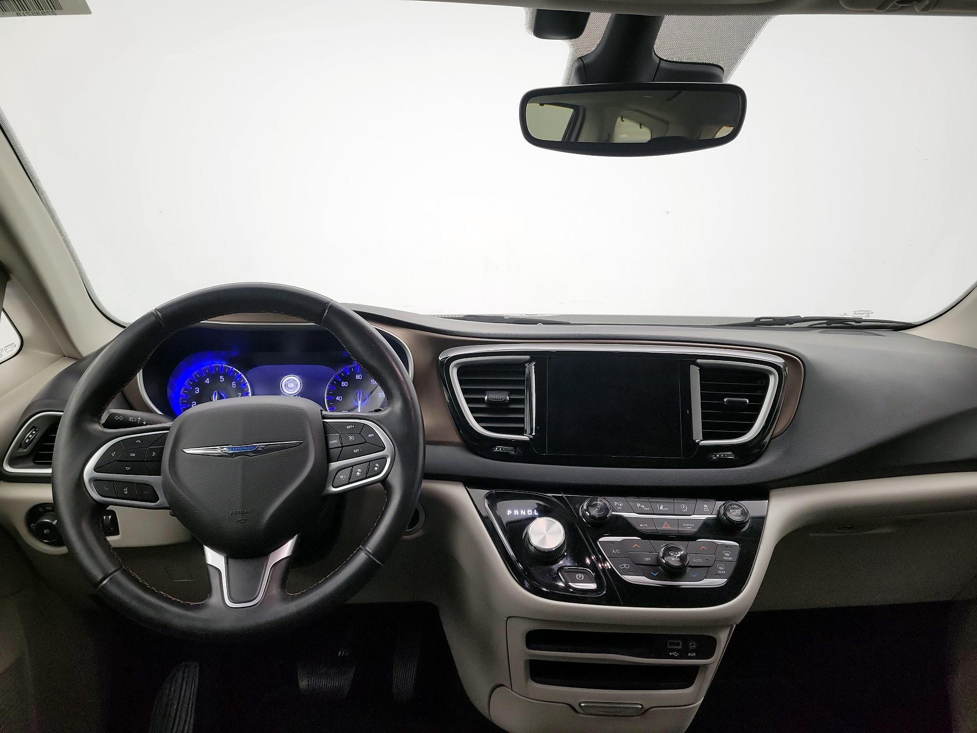 Thumbnail: 2018 Chrysler Pacifica - 9