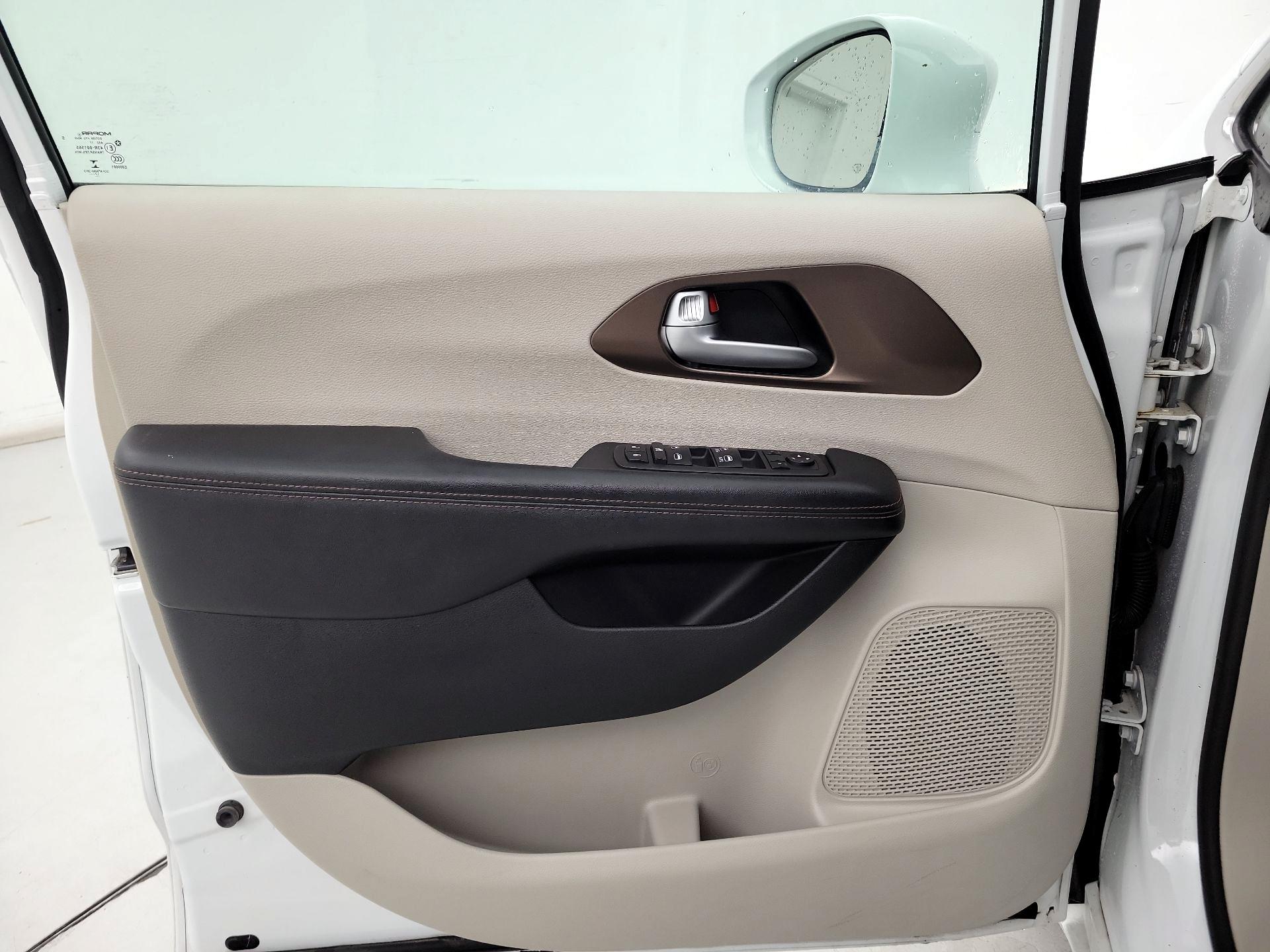 Thumbnail: 2018 Chrysler Pacifica - 12