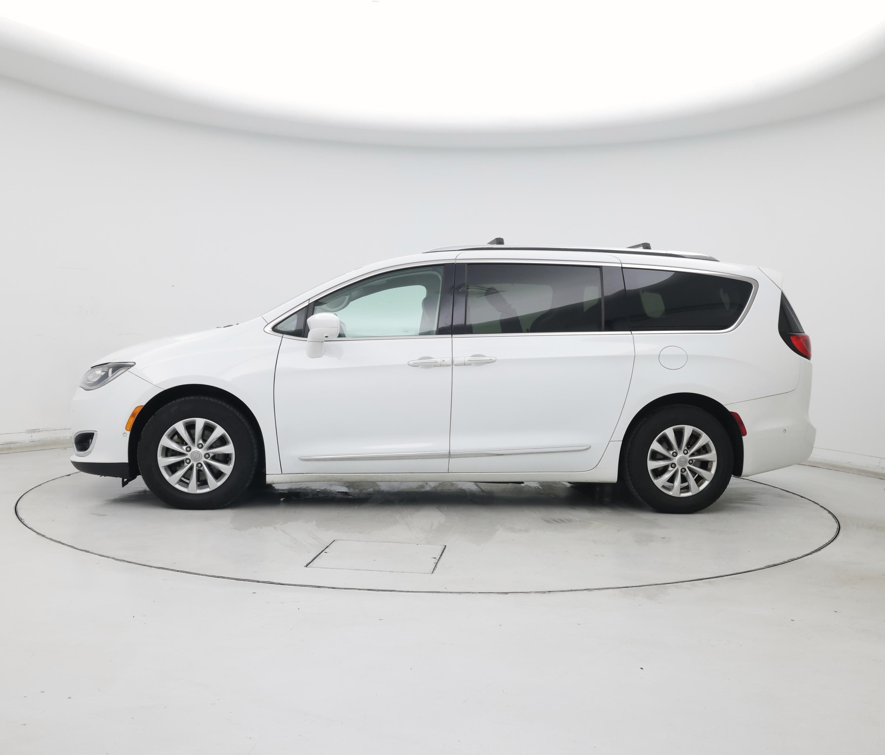 Thumbnail: 2018 Chrysler Pacifica - 3