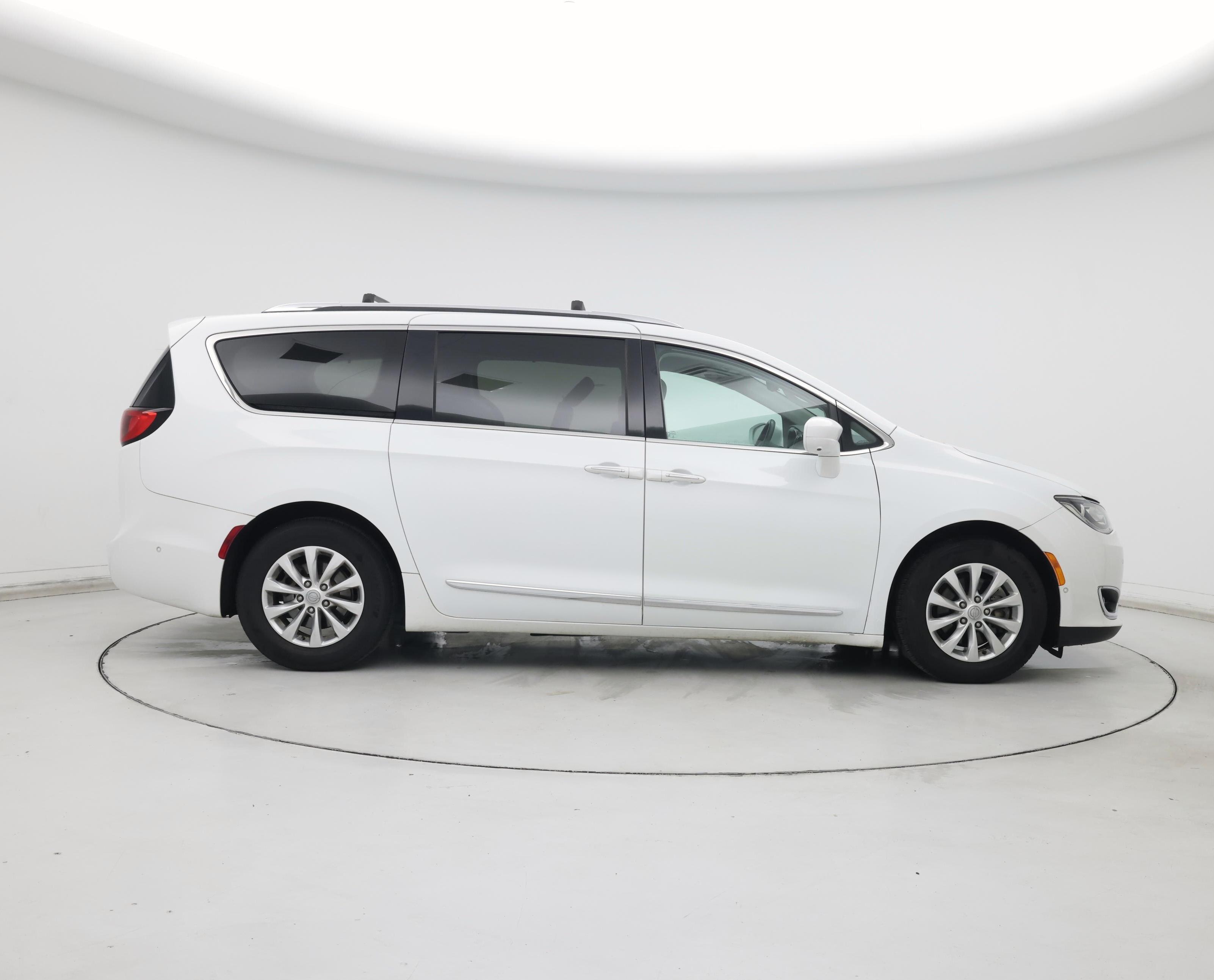 Thumbnail: 2018 Chrysler Pacifica - 7