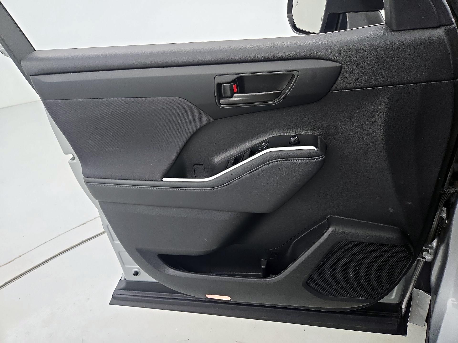 Thumbnail: 2023 Toyota Highlander - 12