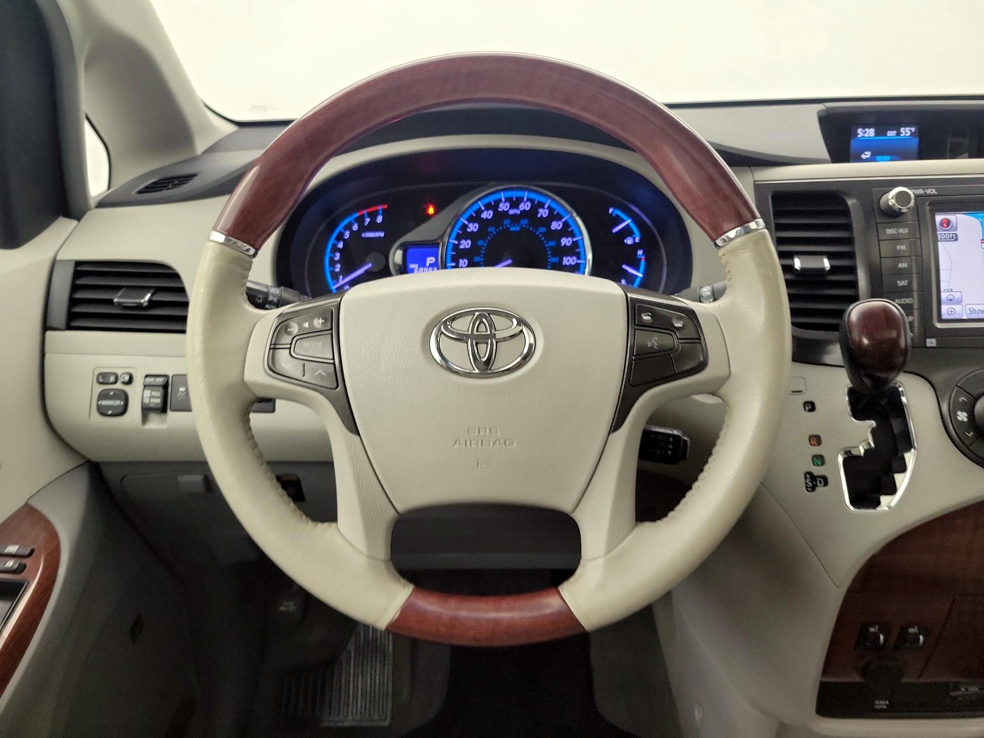 Thumbnail: 2014 Toyota Sienna - 10