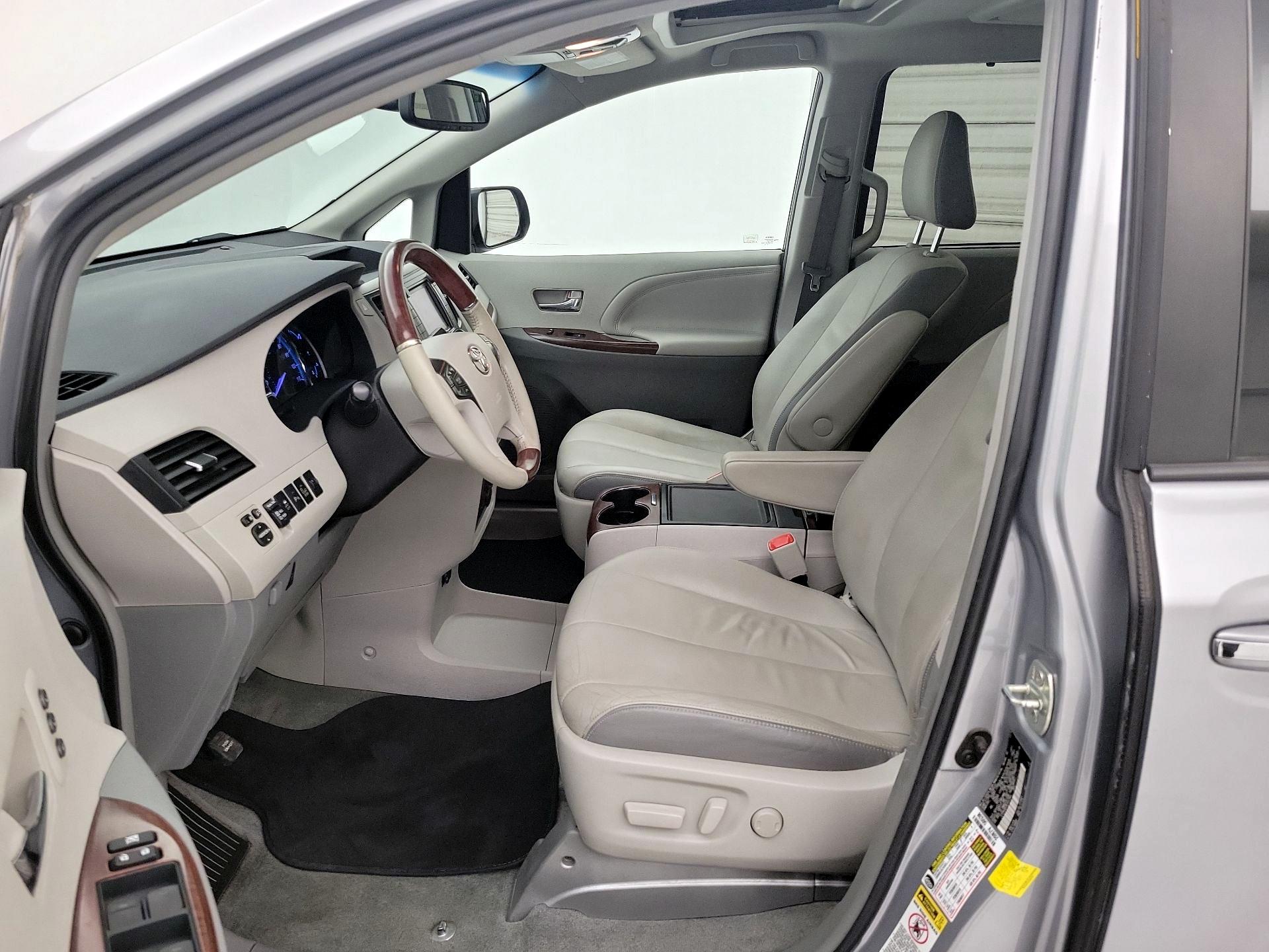 Thumbnail: 2014 Toyota Sienna - 11