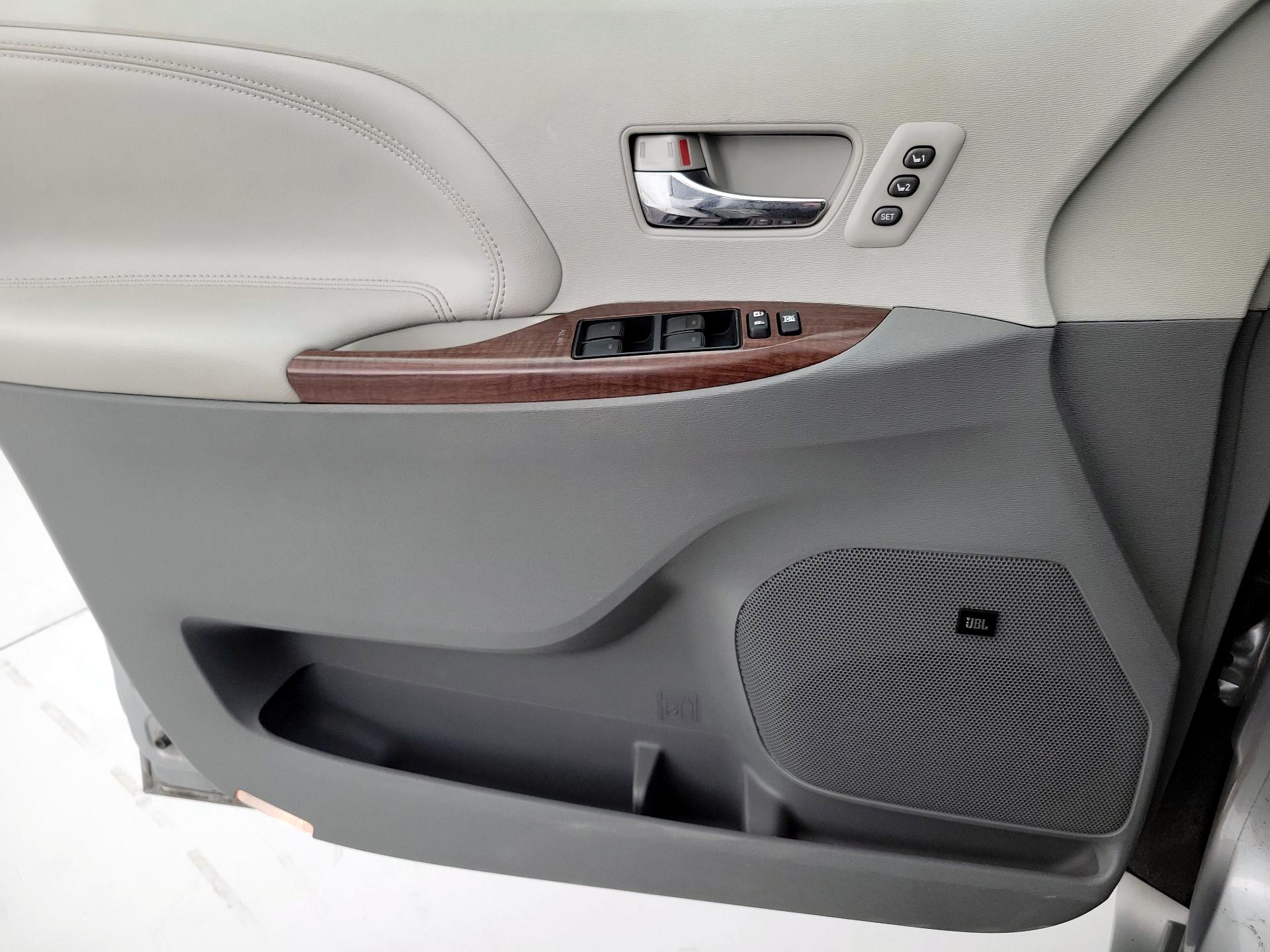 Thumbnail: 2014 Toyota Sienna - 12