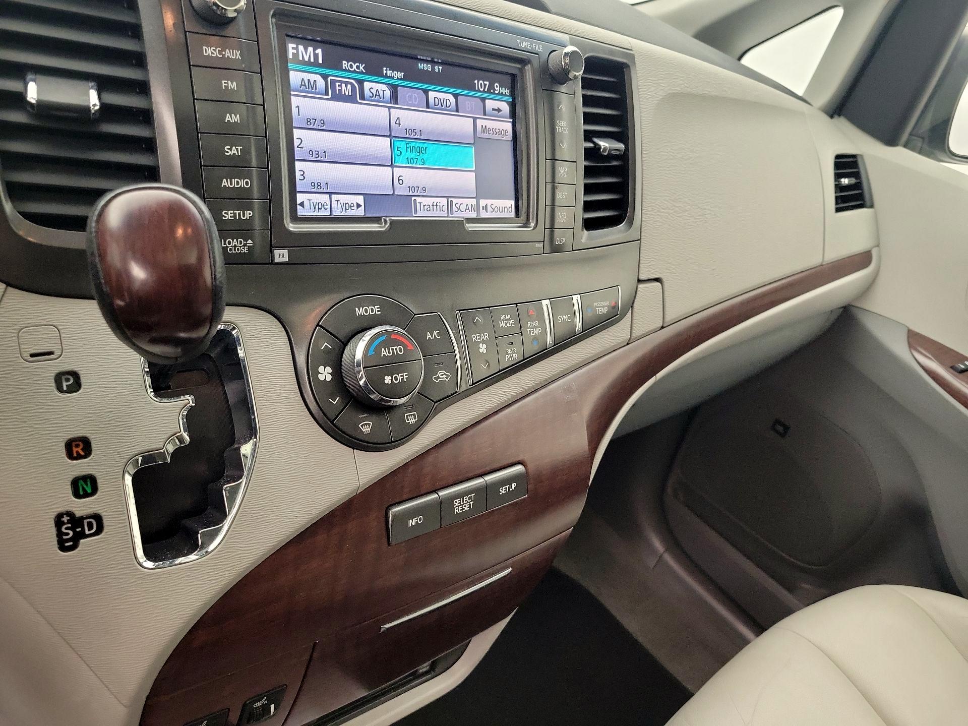 Thumbnail: 2014 Toyota Sienna - 17