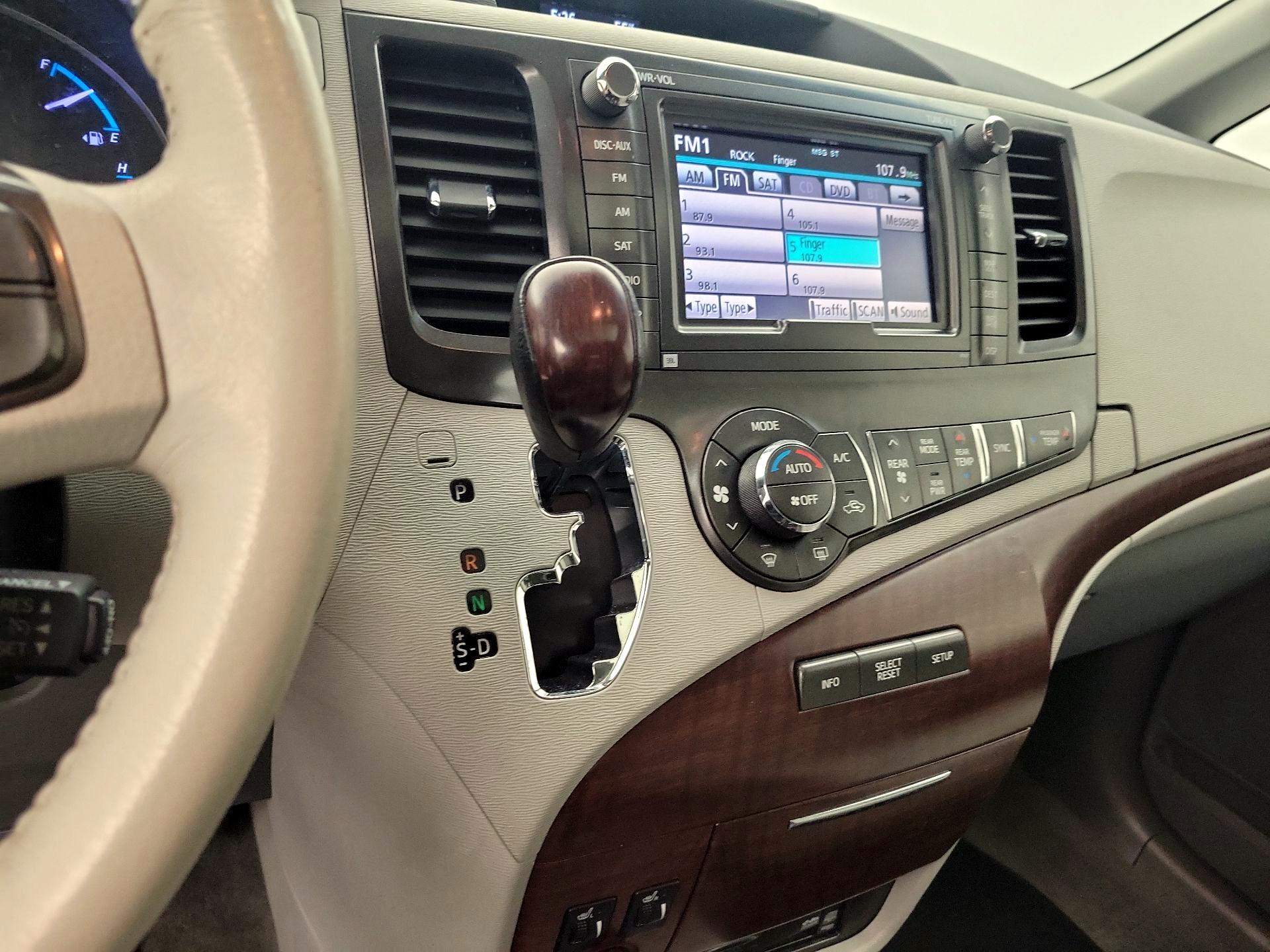 Thumbnail: 2014 Toyota Sienna - 18